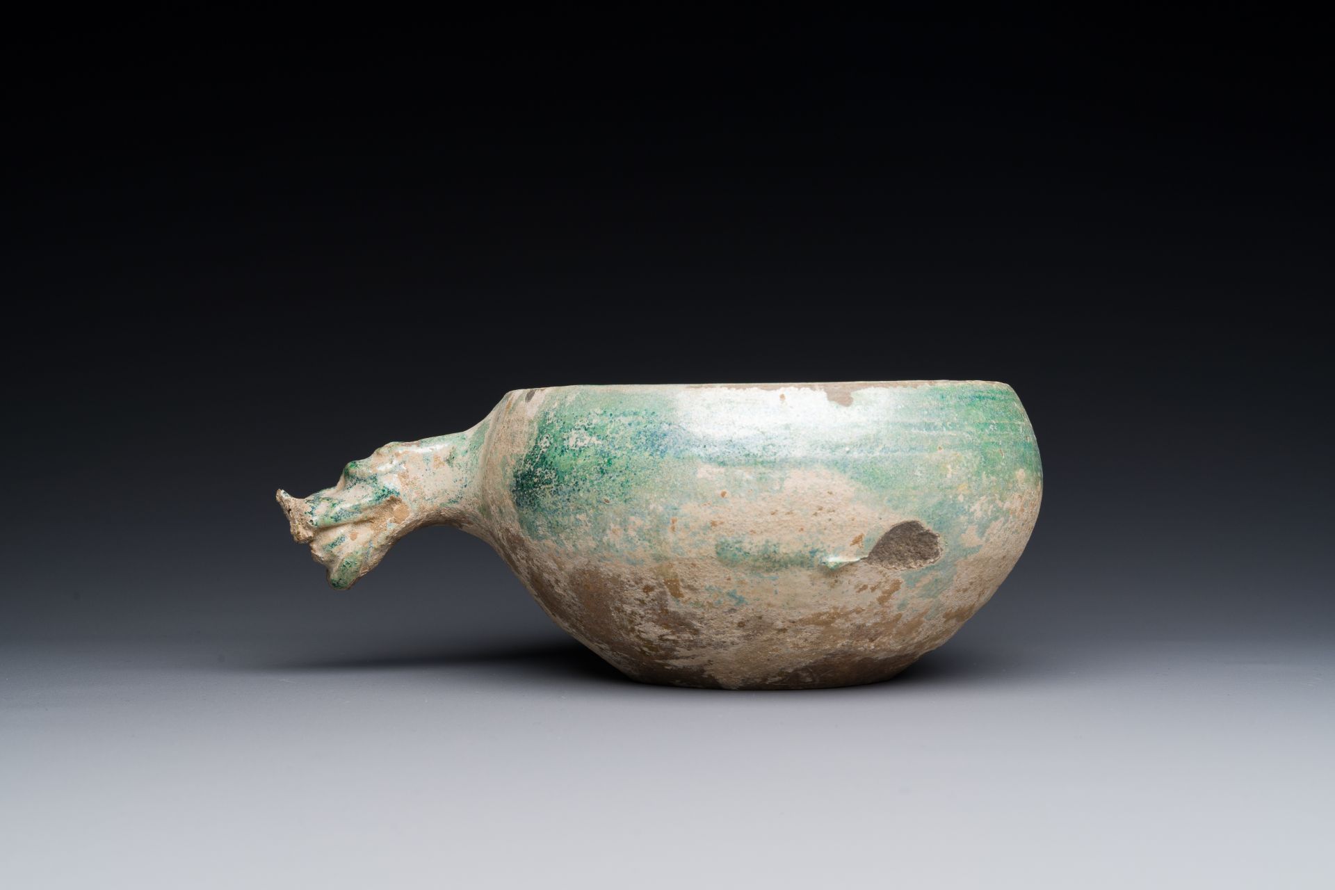 A Chinese monochrome green-glazed pottery scoop, Han - Bild 3 aus 5