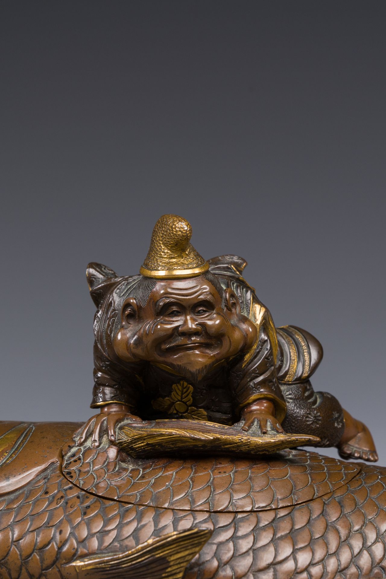 A Japanese partly gilded bronze lidded box in the shape of Ebisu on sea bream, signed Miyao Zo, Meij - Bild 9 aus 10