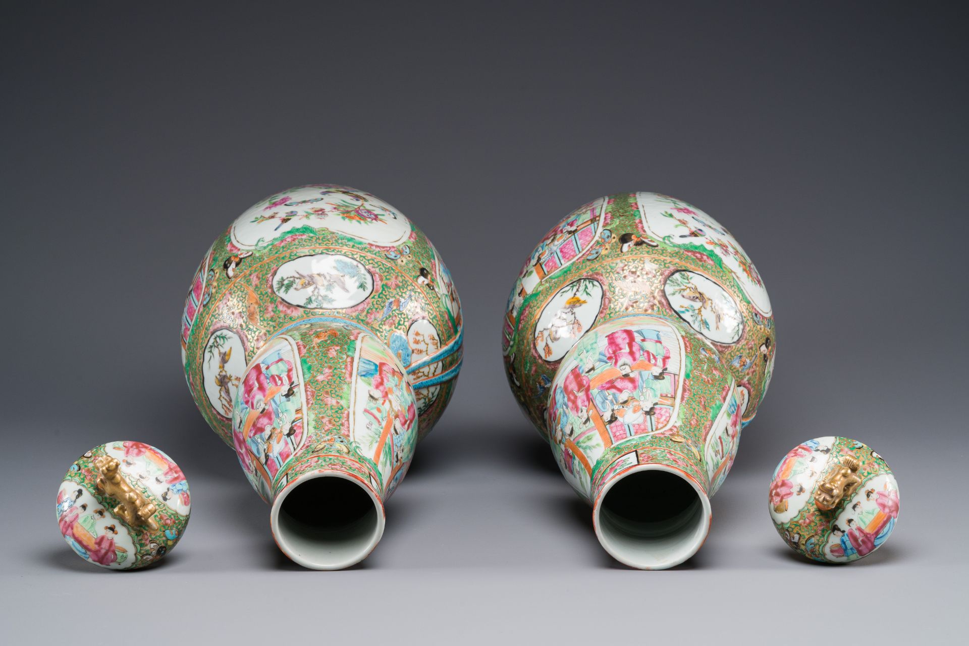 A pair of Chinese Canton famille rose double gourd vases and covers, 19th C. - Bild 5 aus 6