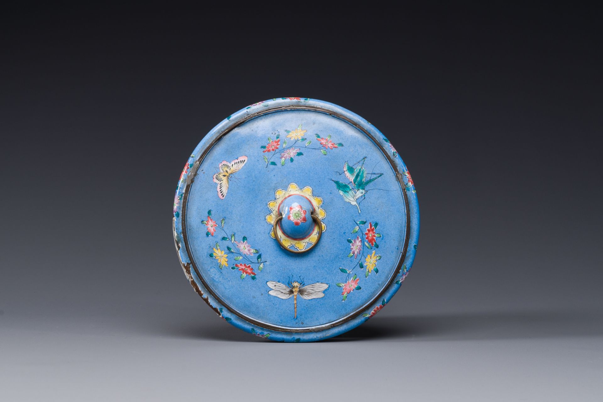 A Chinese Canton enamel circular hand mirror, early 19th C.