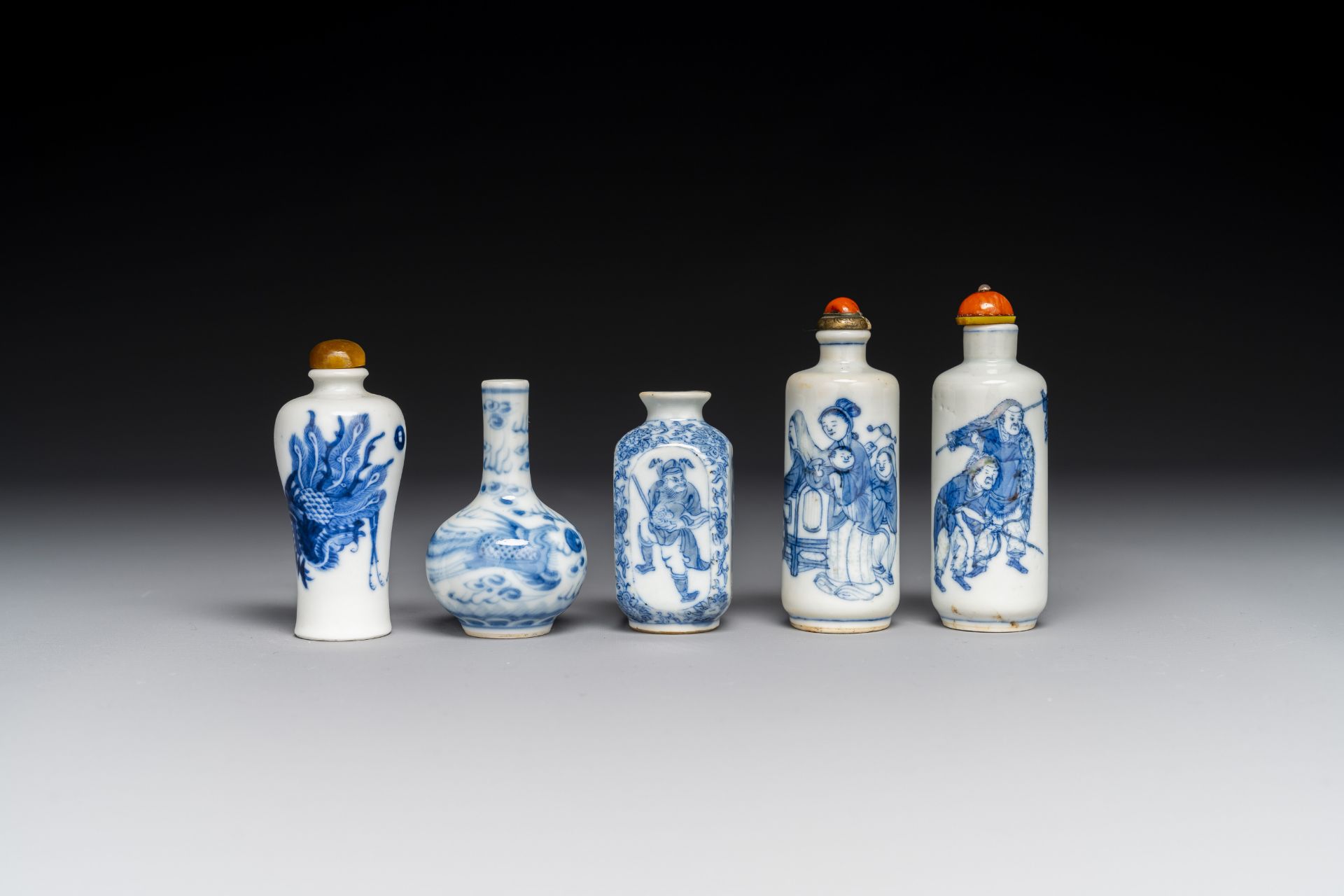 Five various Chinese blue and white snuff bottles, Yongzheng mark, 19/20th - Bild 4 aus 6