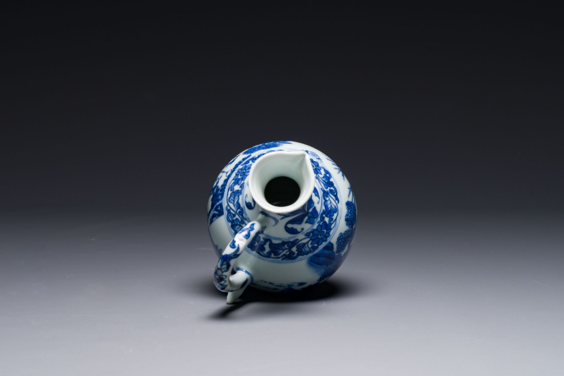 A Chinese blue and white ewer with figures in a landscape, Transitional period - Bild 5 aus 6