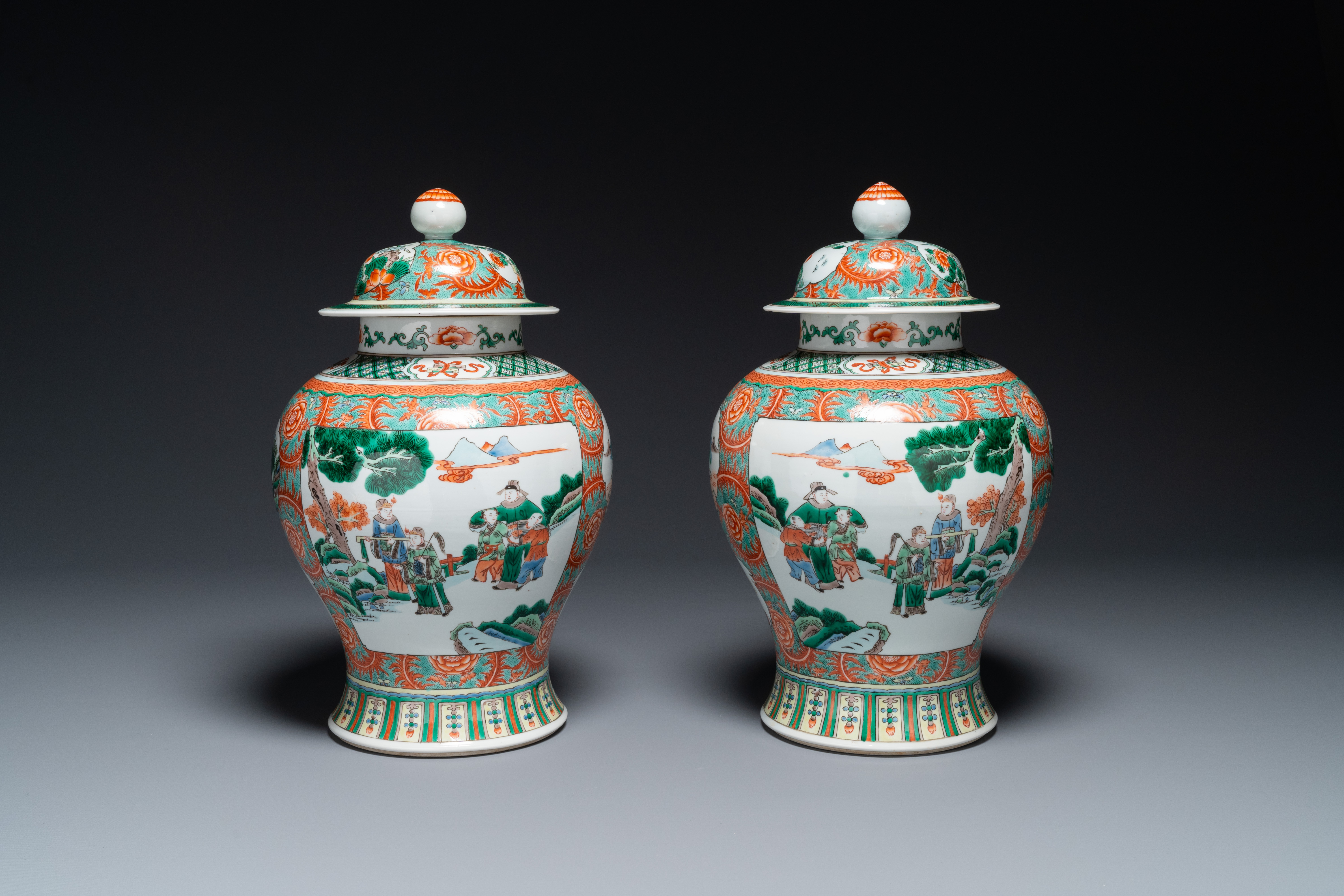 A pair of Chinese famille verte 'Wen Wang Fang Xian æ–‡çŽ‹è¨ªè³¢' vases and covers, 19th C.