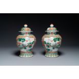 A pair of Chinese famille verte 'Wen Wang Fang Xian æ–‡çŽ‹è¨ªè³¢' vases and covers, 19th C.