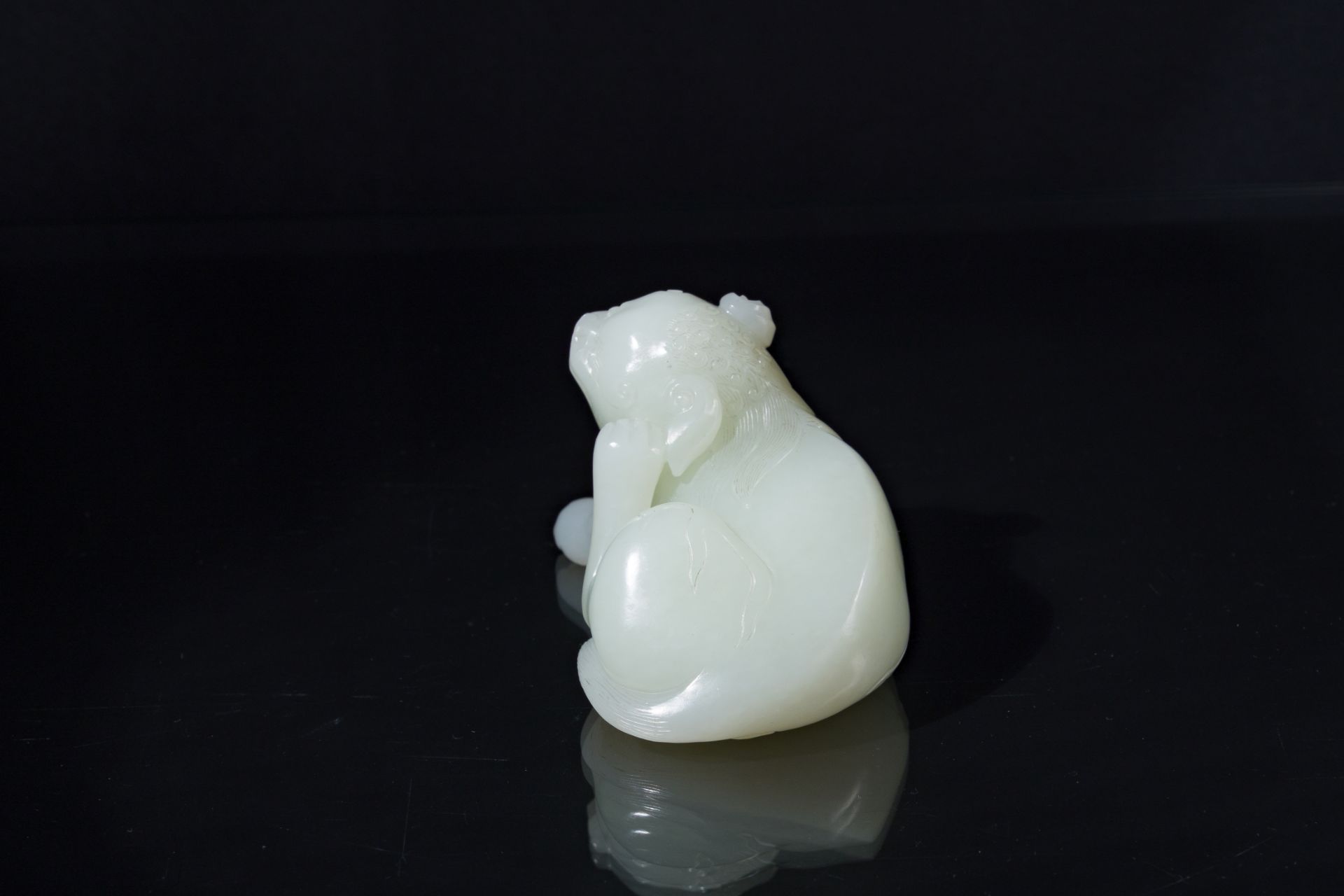 A fine Chinese celadon jade sculpture of a mythical beast, 17/18th C. - Image 3 of 7
