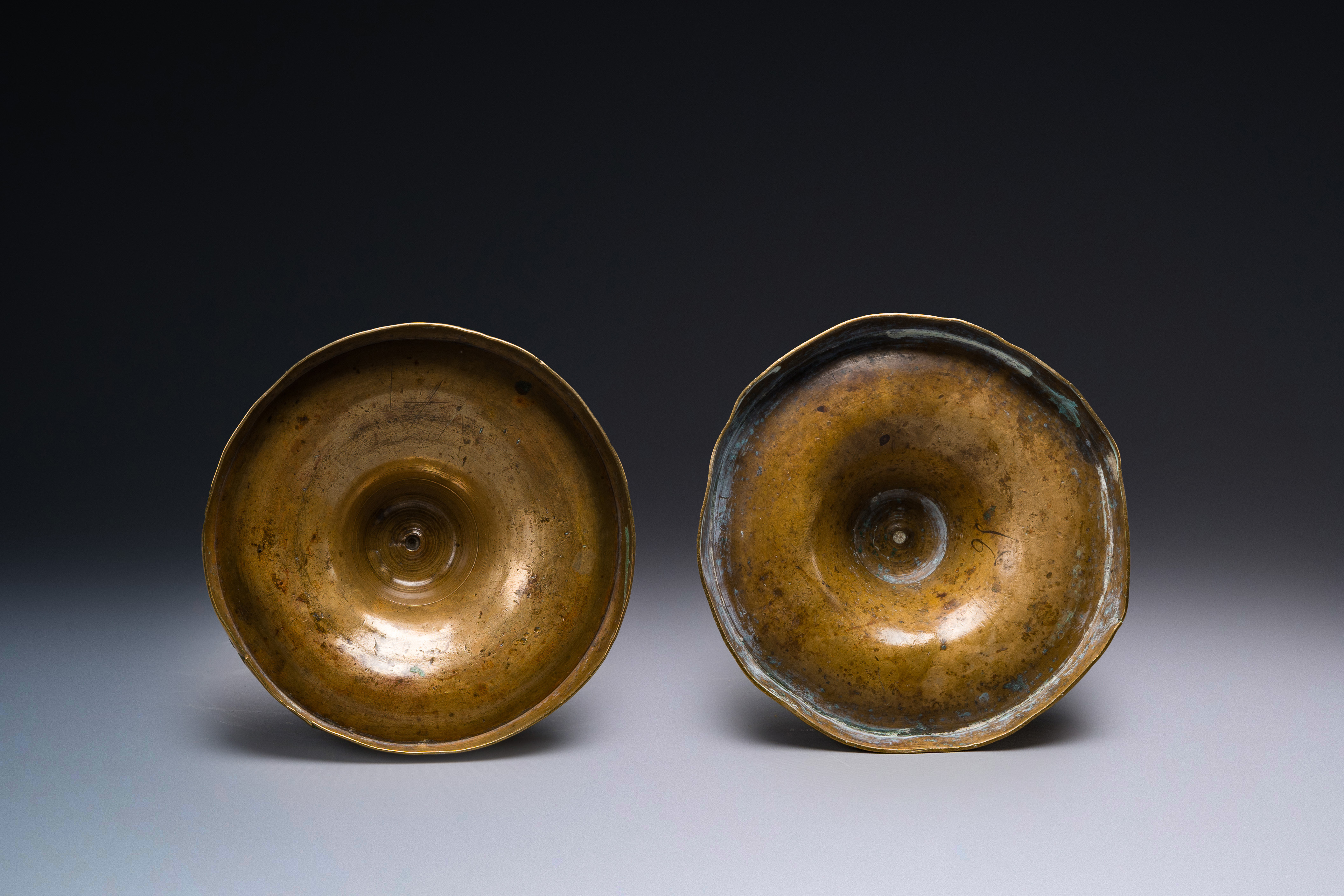 A pair of Flemish or Dutch knotted bronze candlesticks, 16th C. - Image 8 of 8