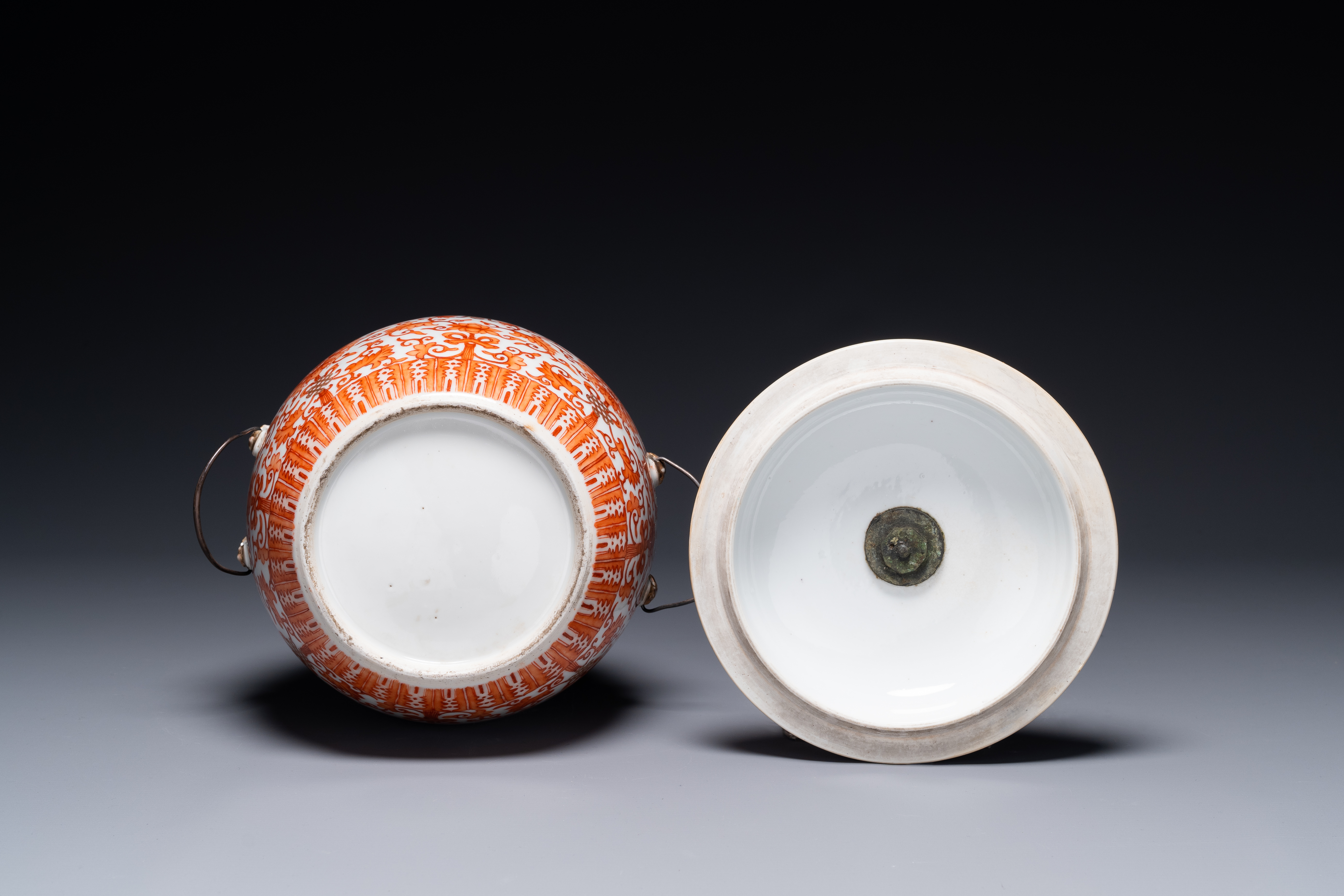 A Chinese iron-red-decorated covered bowl and a famille rose covered bowl, 19th C. - Image 3 of 5