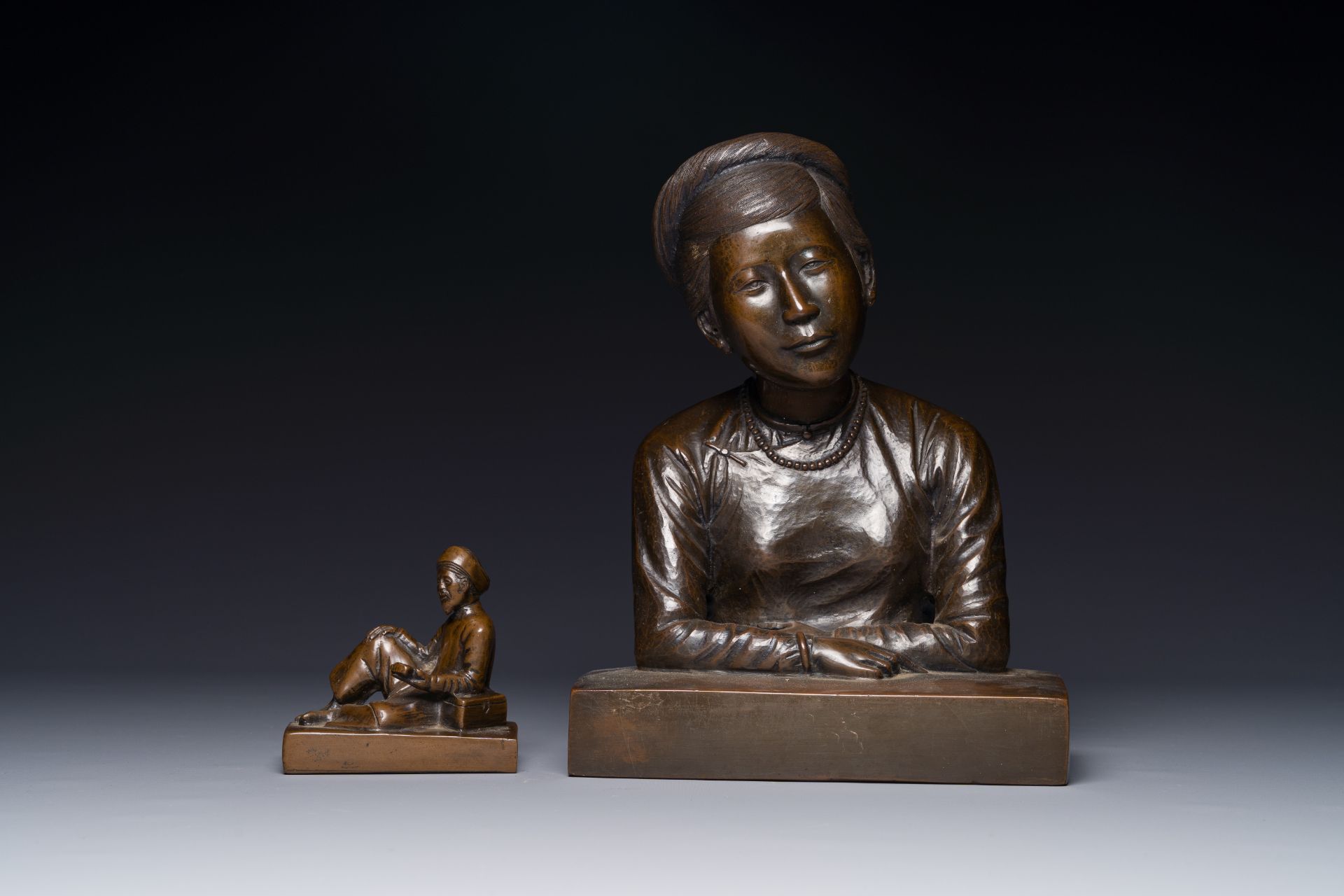 Two Vietnamese bronze sculptures, 19/20th C. - Bild 2 aus 4