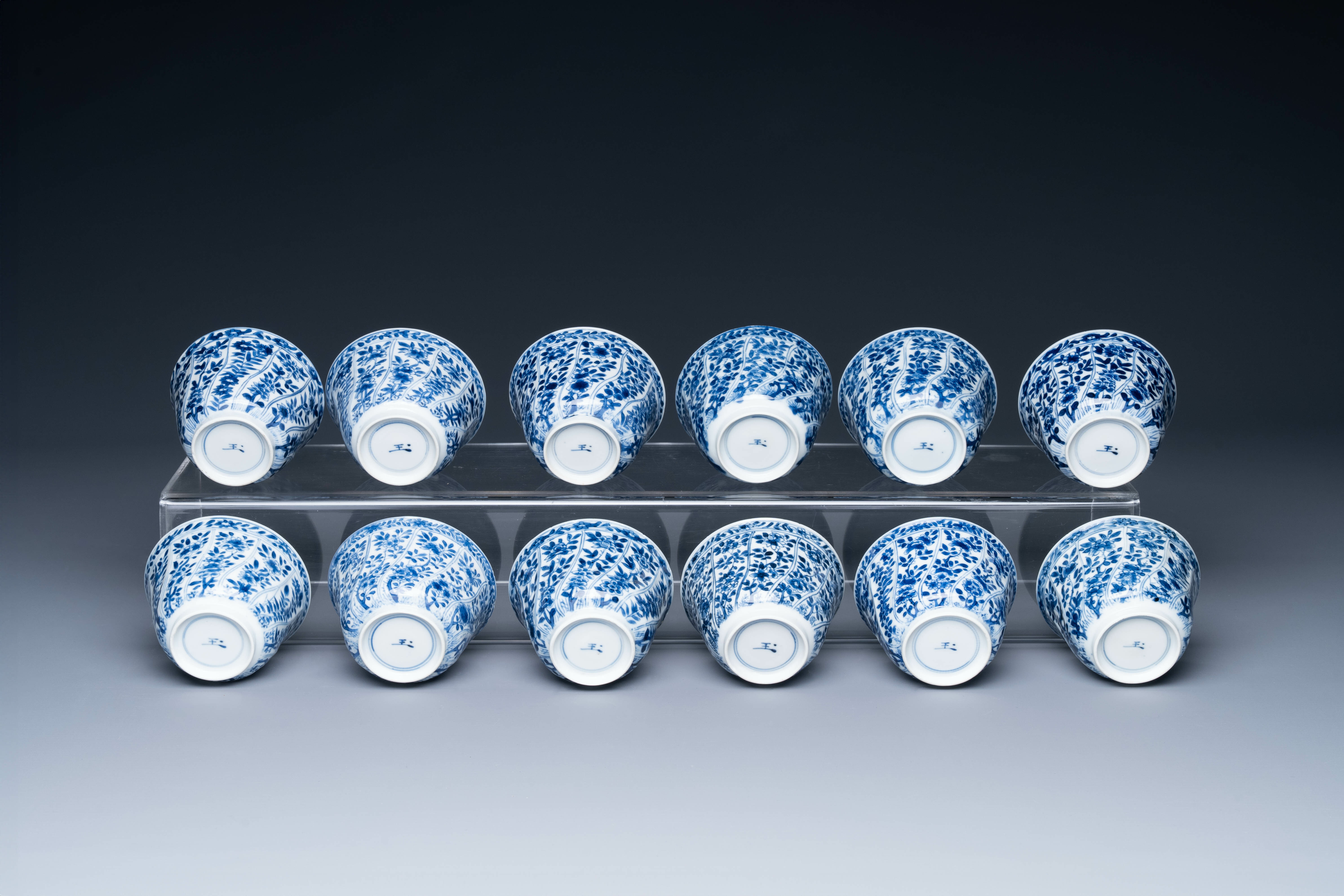 Twelve Chinese blue and white cups and saucers with floral design, jade mark, Kangxi - Bild 7 aus 7