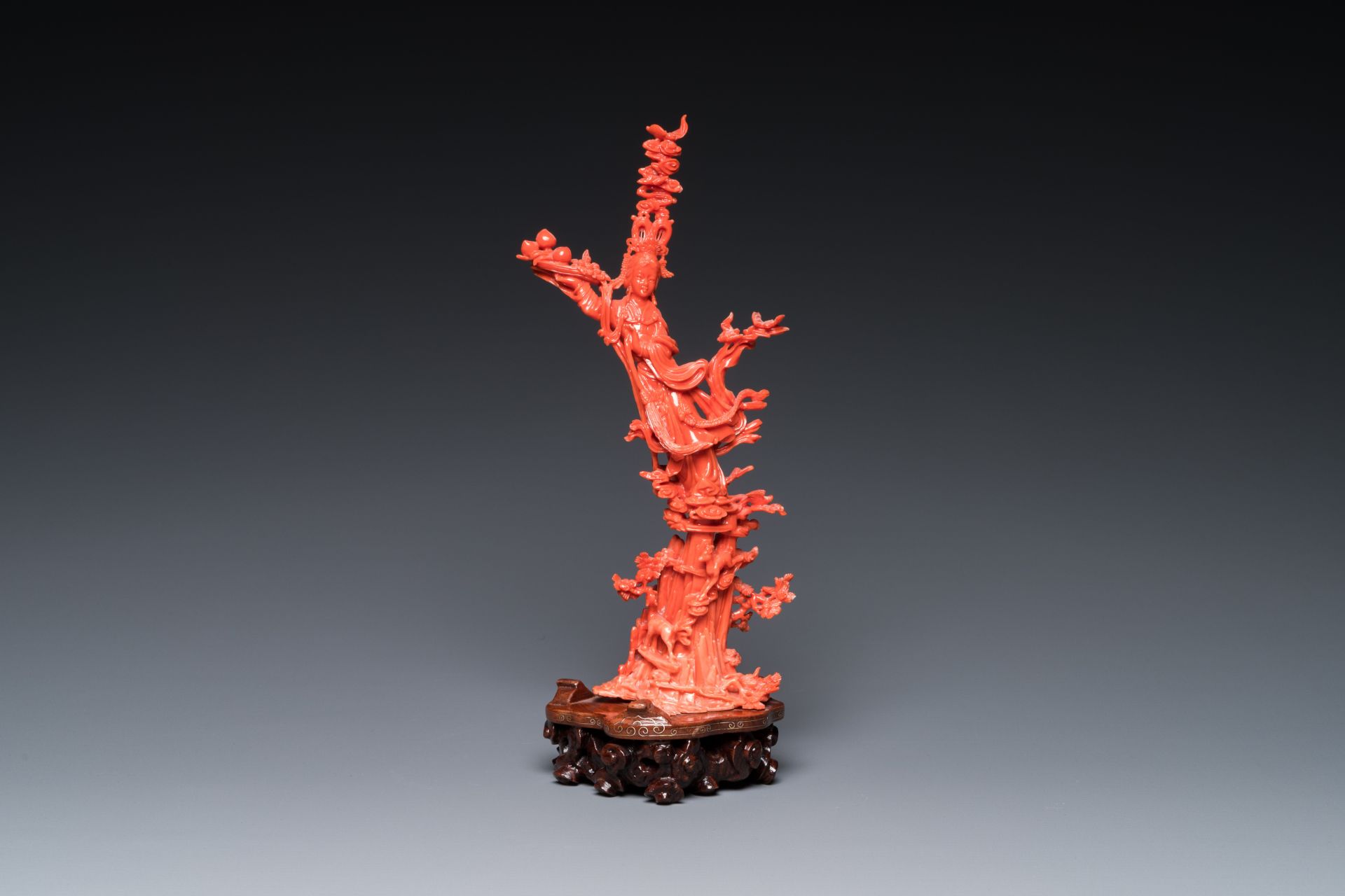 A Chinese red coral sculpture of Xiwangmu standing on a rock, 19/20th C. - Bild 2 aus 7