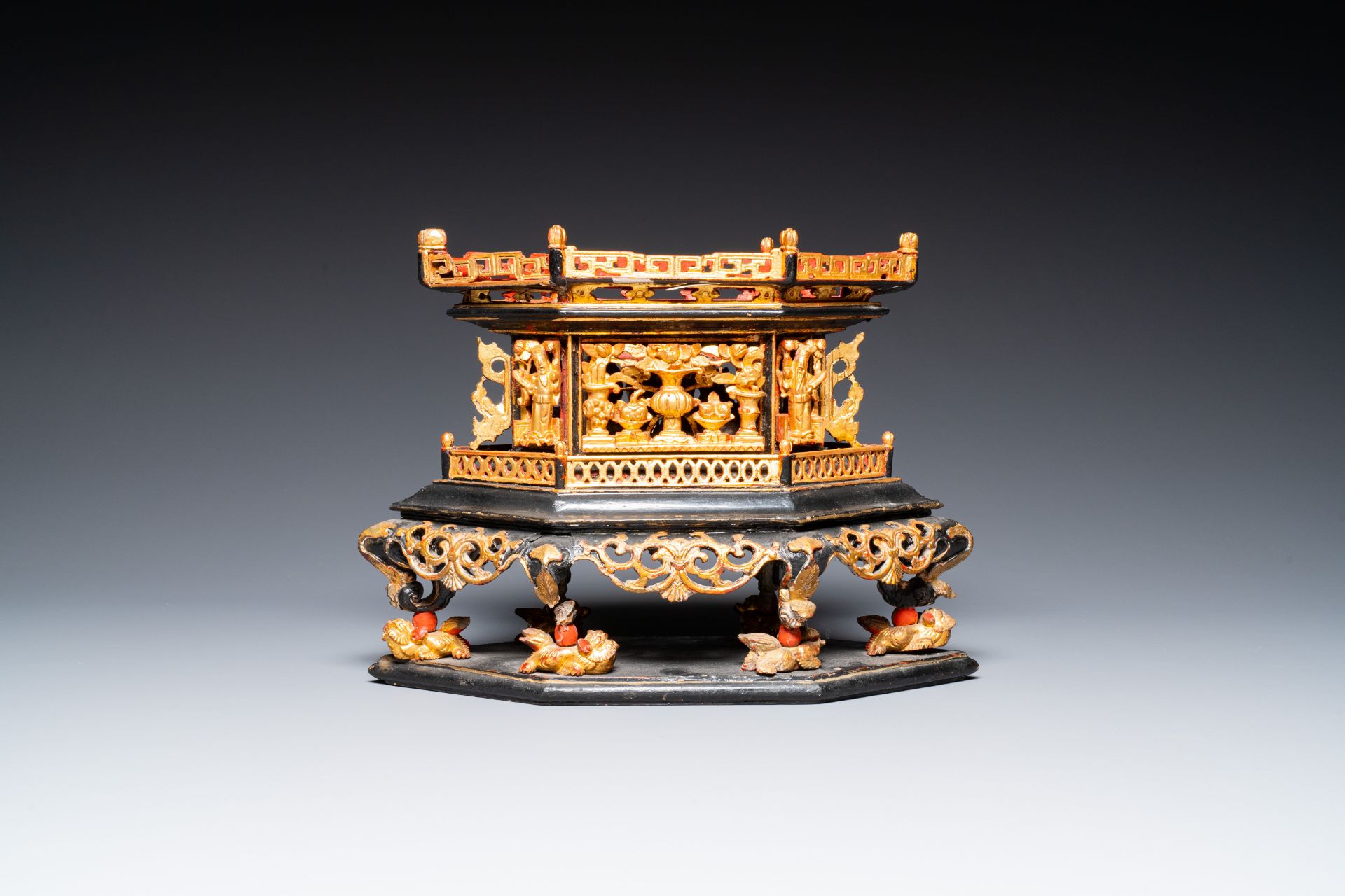 A Chinese gilt lacquer altar piece or 'chanab' for the Straits or Peranakan market, 19/20th C. - Image 10 of 13