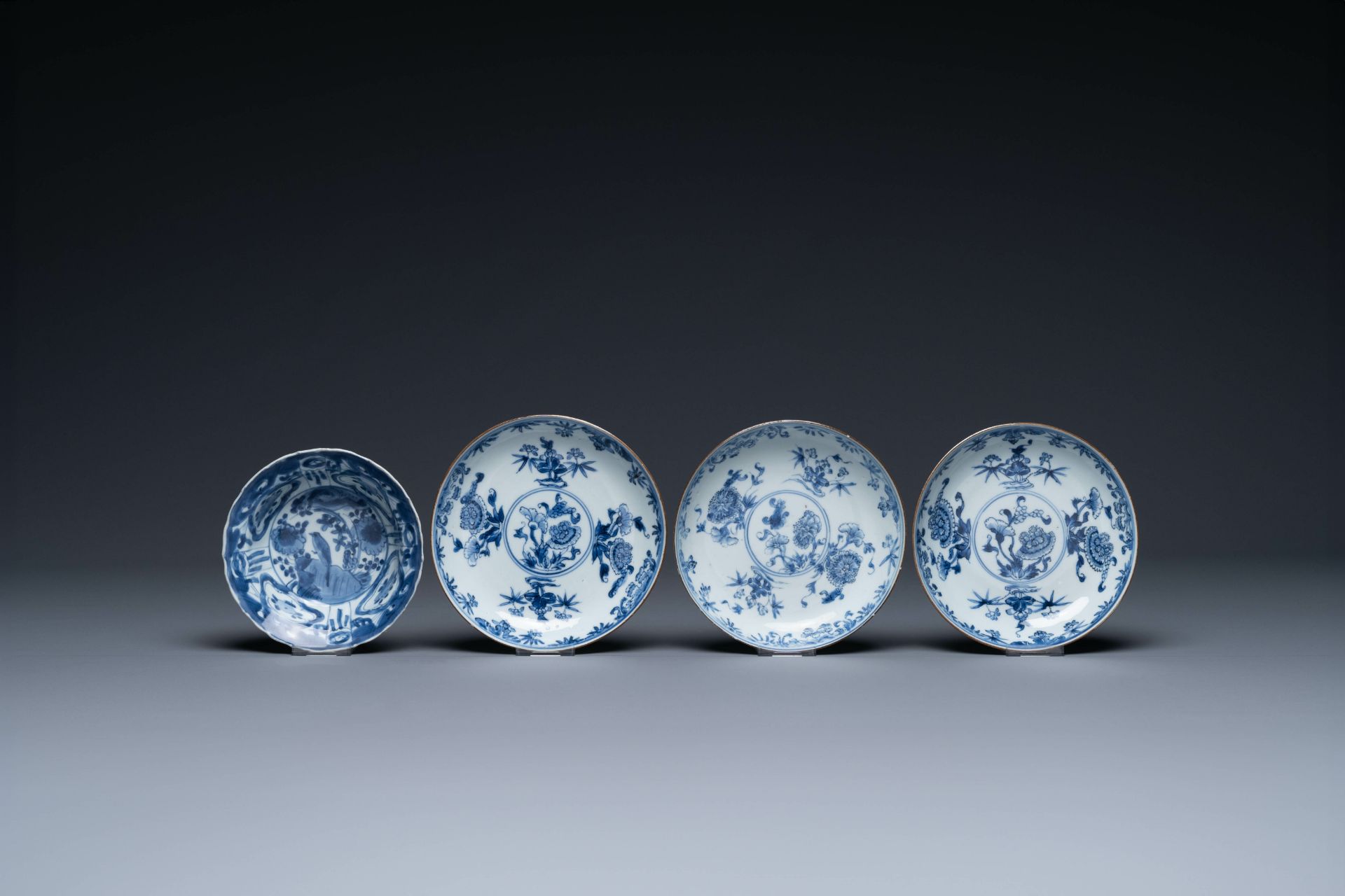 A pair of Chinese famille rose dishes, three blue and white plates and a 'kraak' porcelain 'klapmuts - Bild 4 aus 5