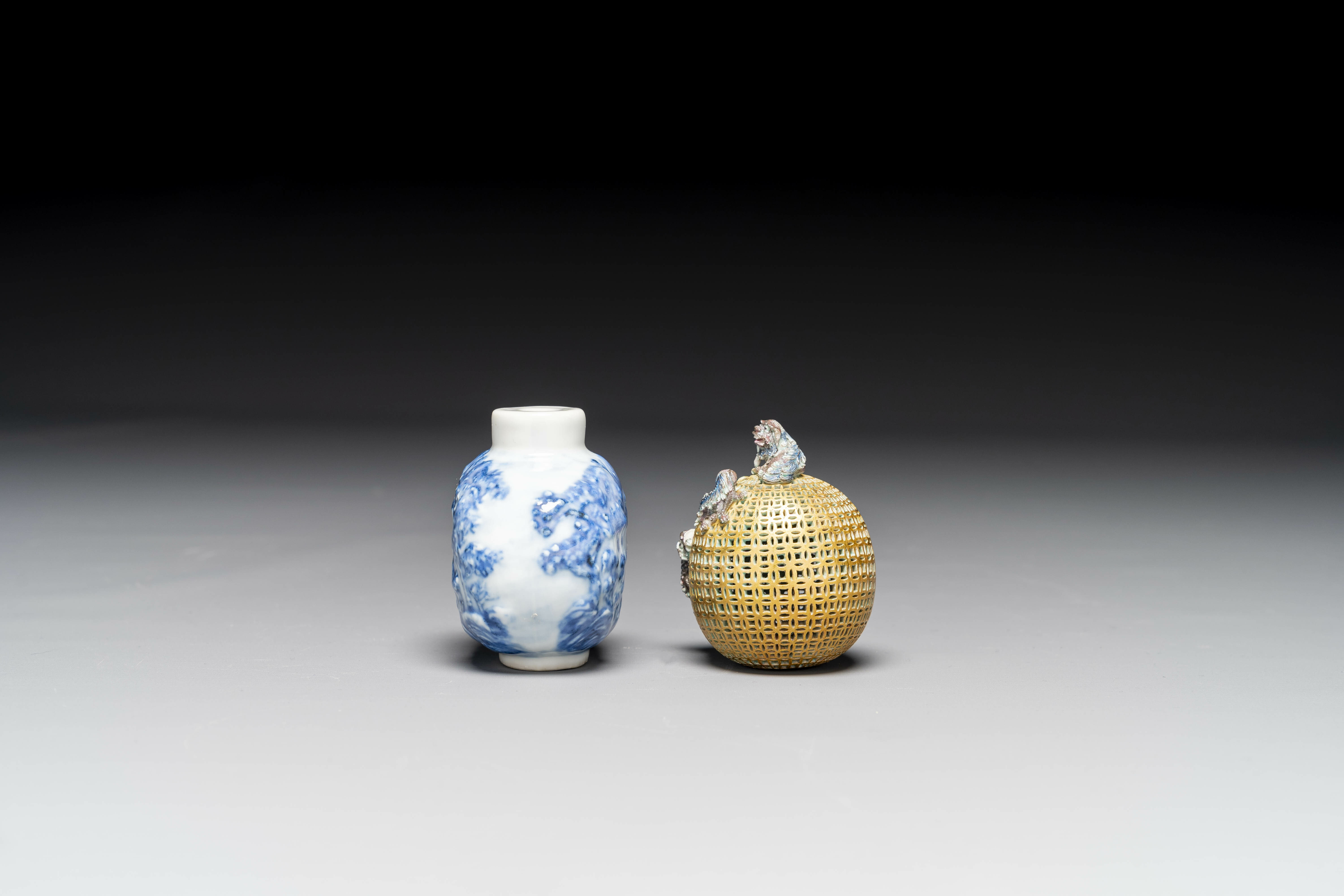 A Chinese blue and white snuff bottle and a famille rose openworked ball, 19th C. - Image 5 of 7