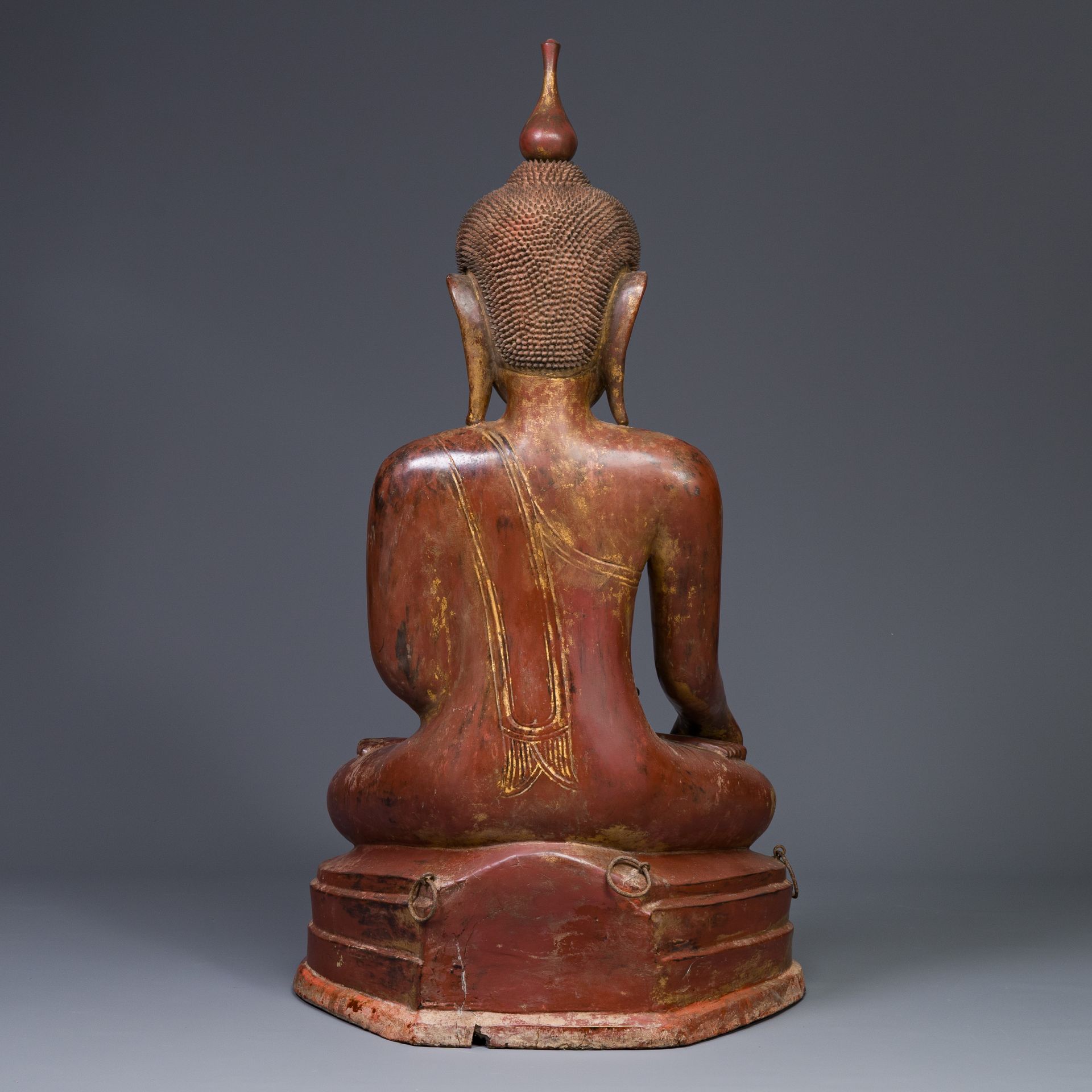 A large Burmese gilded lacquer Buddha in bhumisparsha mudra, 19/20th C. - Image 9 of 18