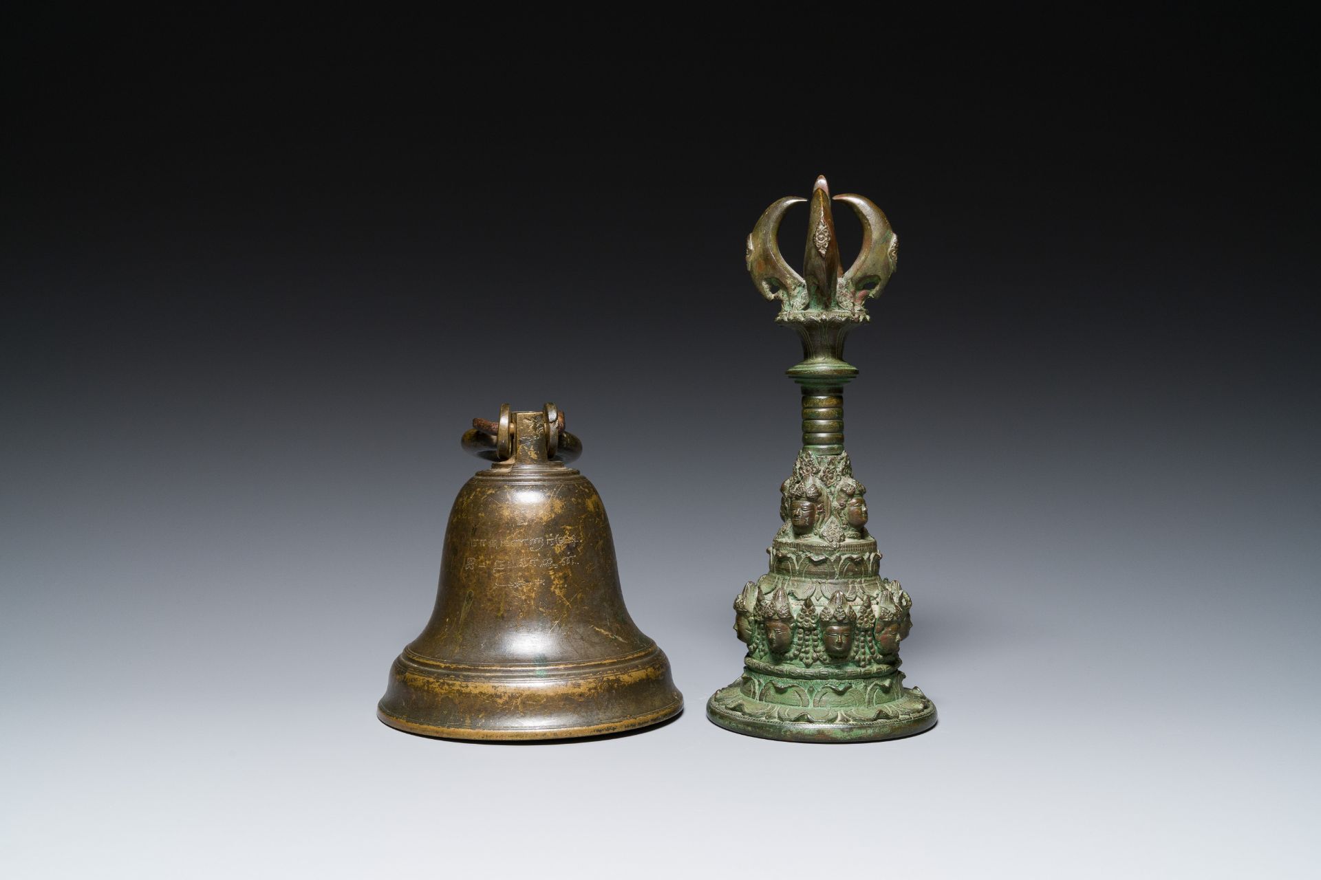 A bronze bell and a ceremonial hand bell, South Asia and Southeast Asia, 19th C. or earlier - Bild 4 aus 21