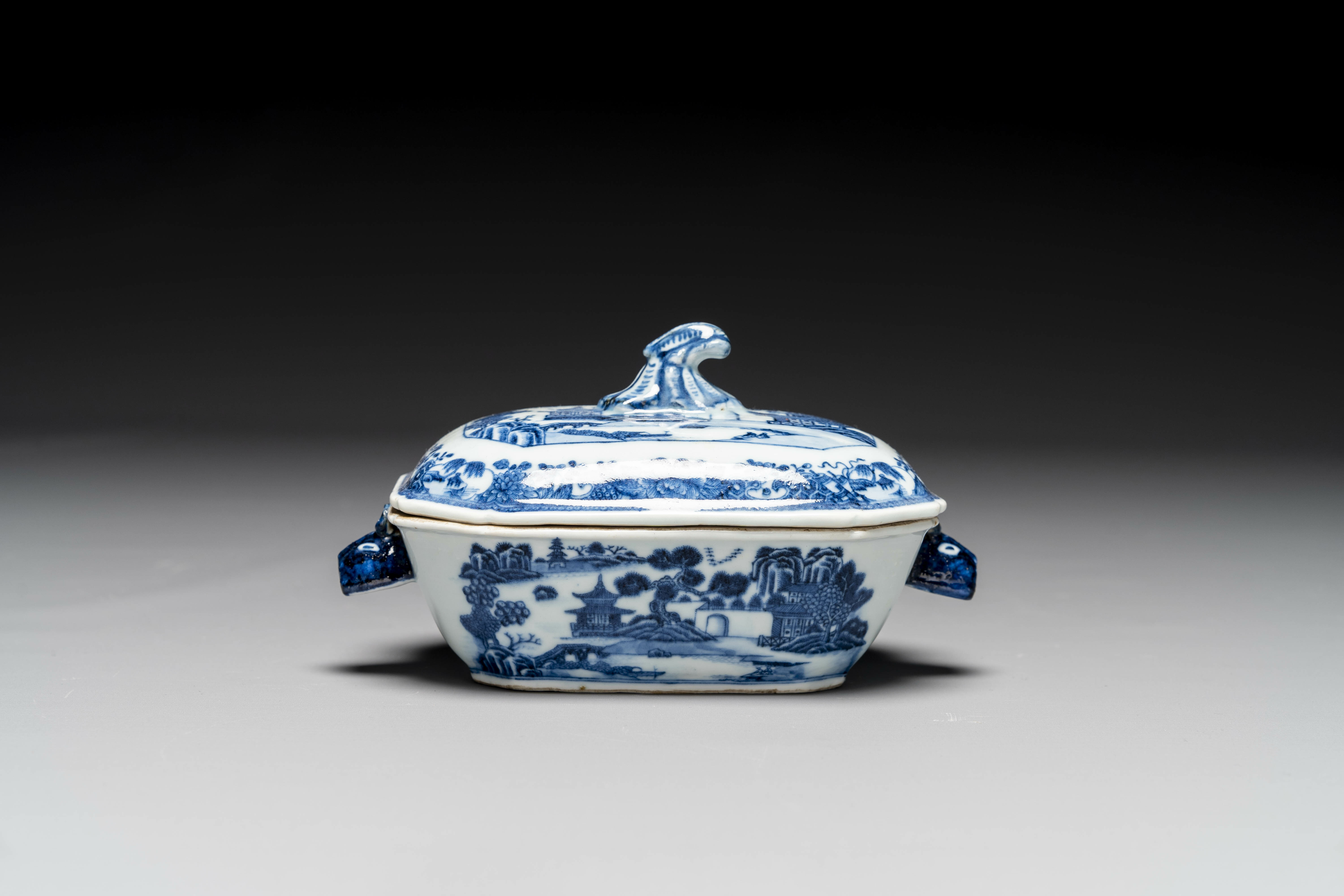 A group of six pieces of Chinese blue and white porcelain, 18/19th century - Image 12 of 17