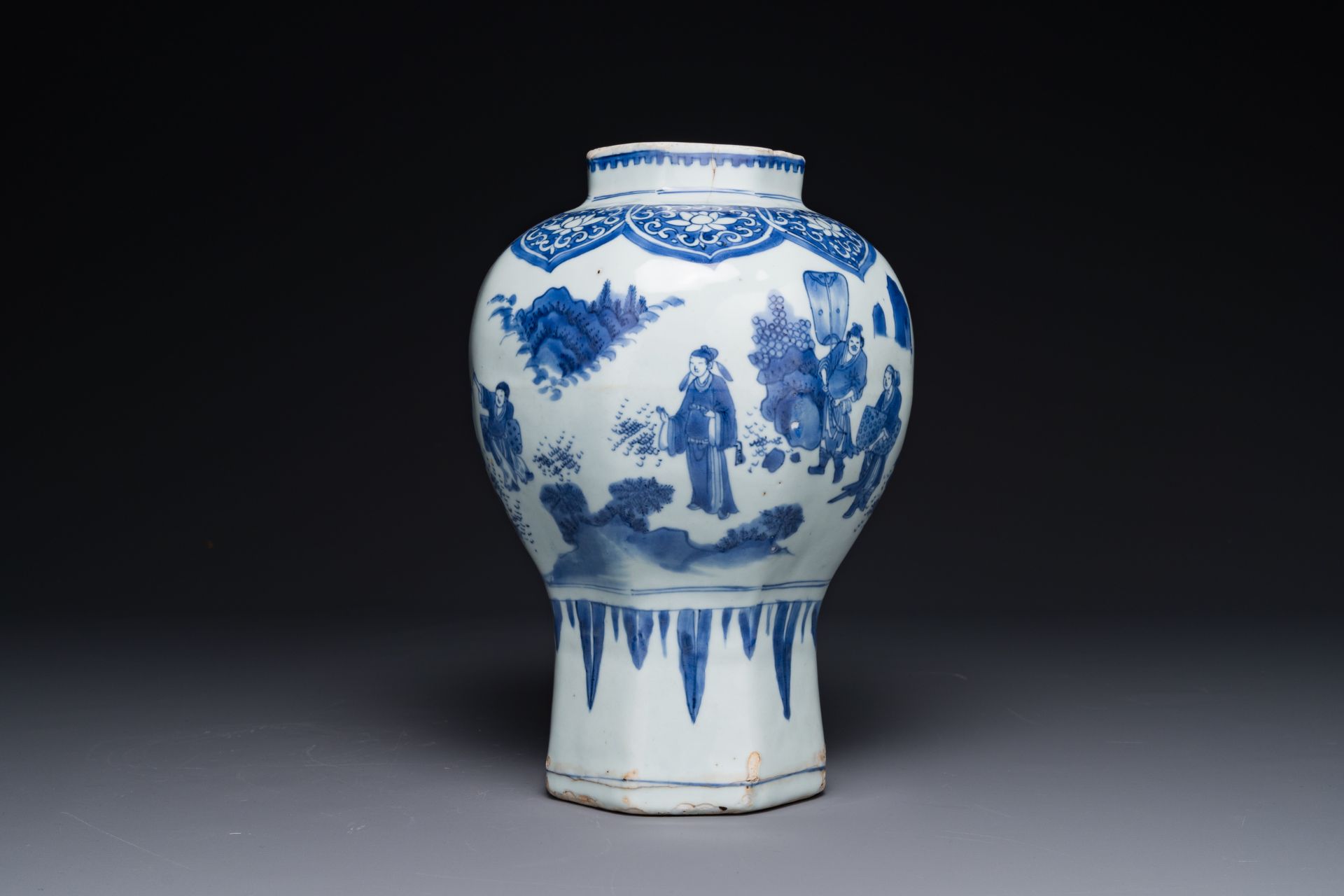 A Chinese blue and white octagonal 'Zhi Ri Gao Sheng æŒ‡æ—¥é«˜æ˜‡' vase, Transitional period