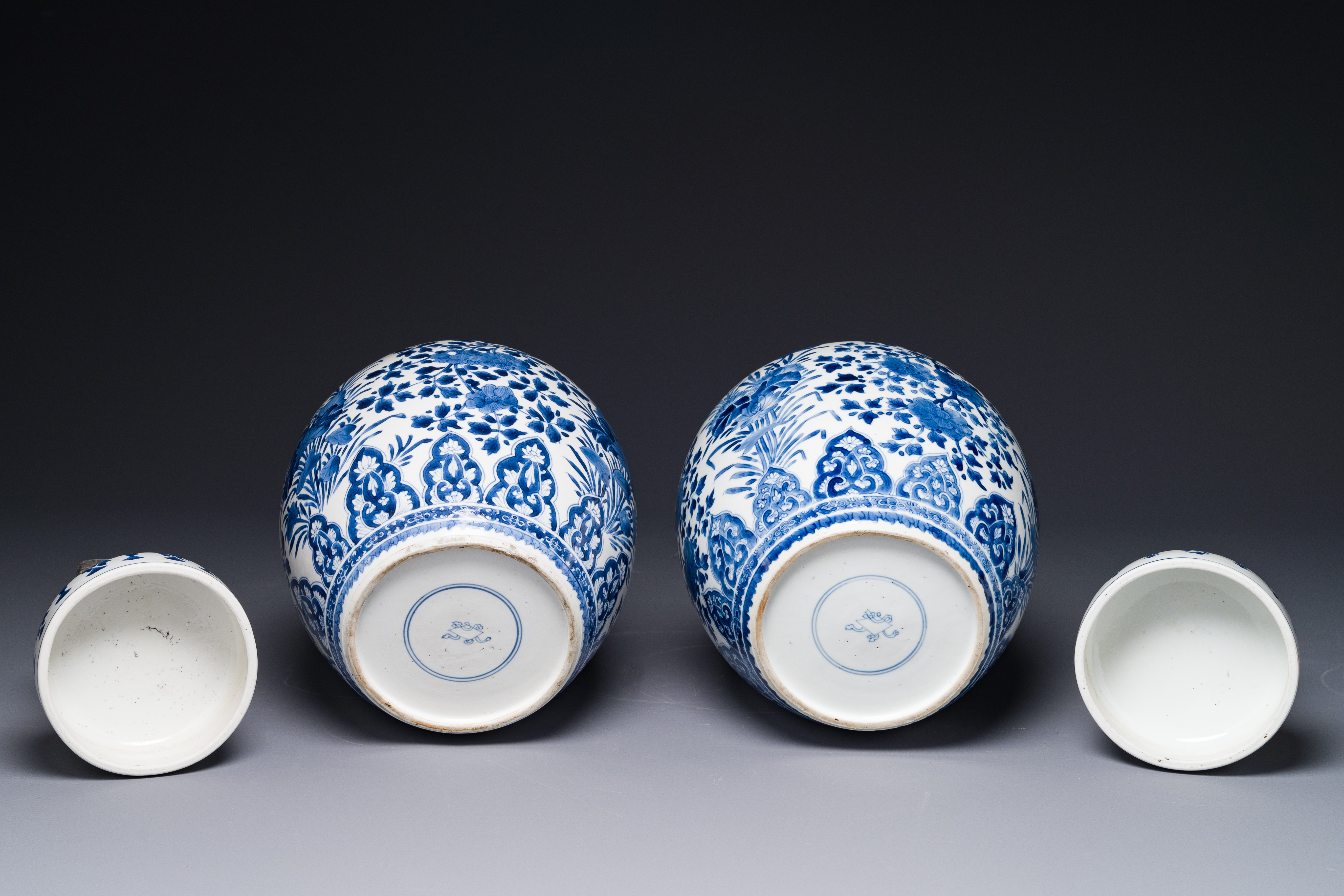 A pair of Chinese blue and white ginger jars and lid with floral design, Kangxi - Image 5 of 5