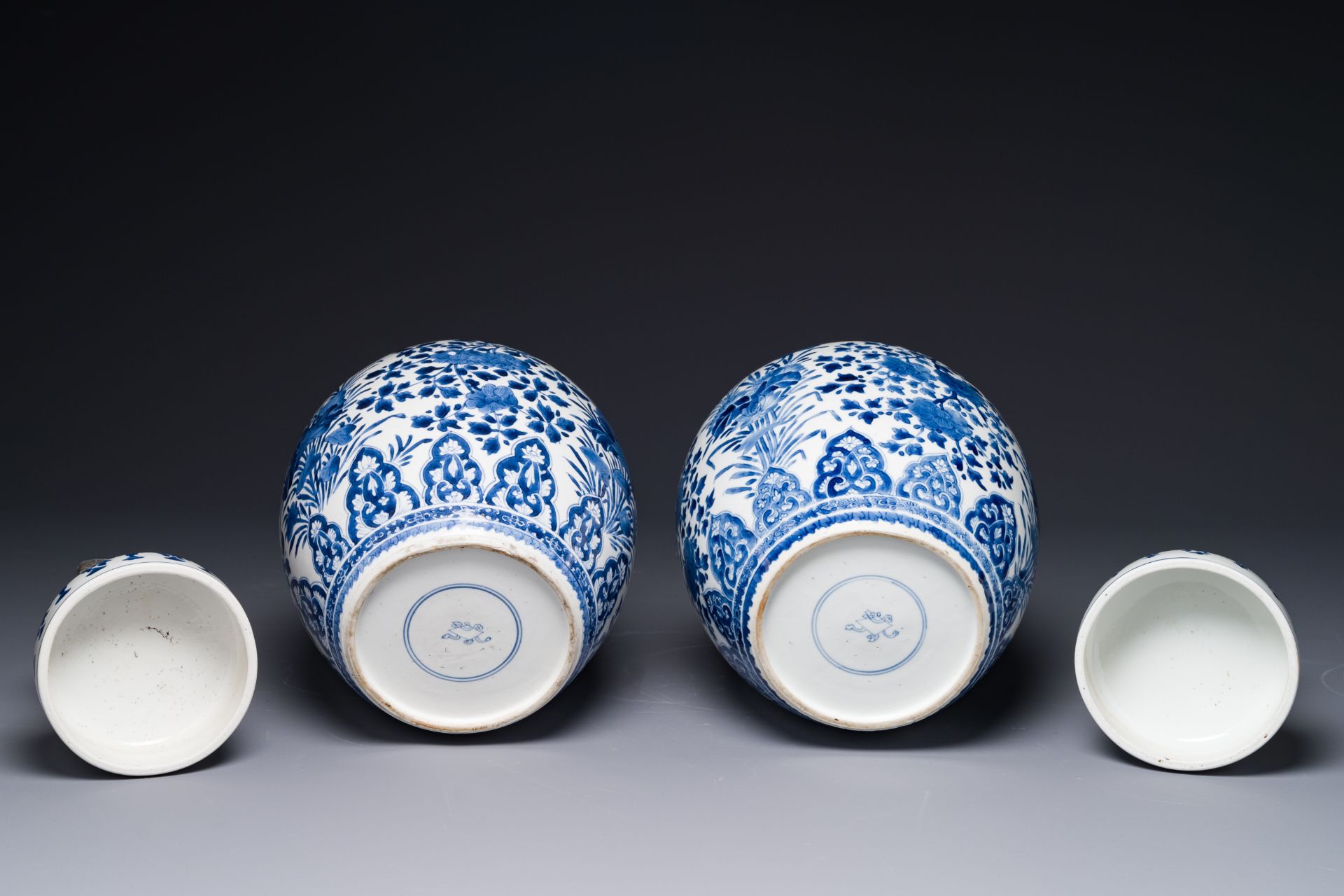 A pair of Chinese blue and white ginger jars and lid with floral design, Kangxi - Bild 5 aus 5