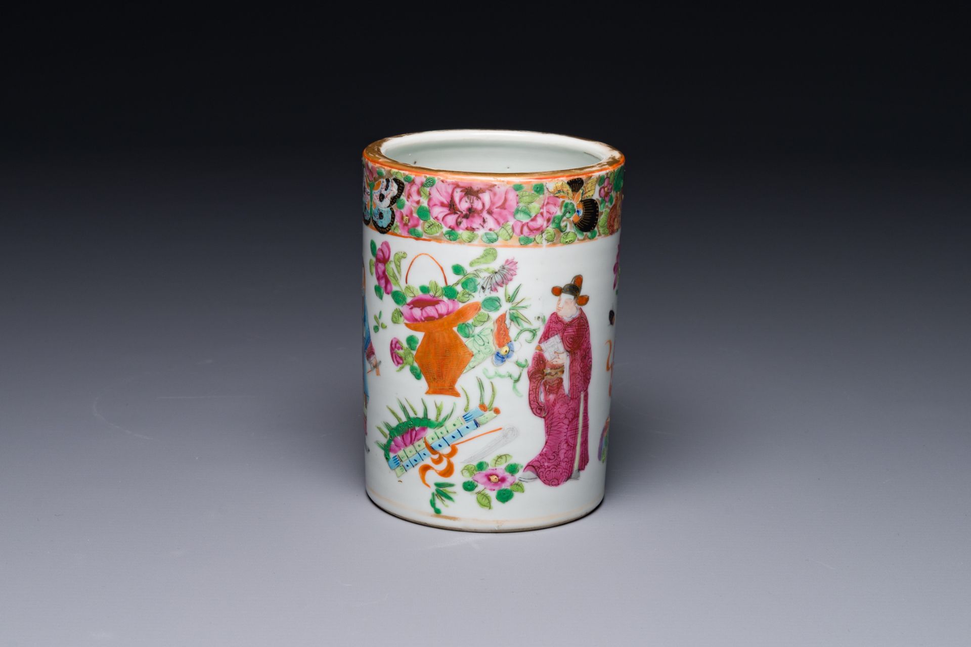 A Chinese Canton famille rose 'Wu Shuang Pu' brush pot, 19th C. - Image 2 of 7