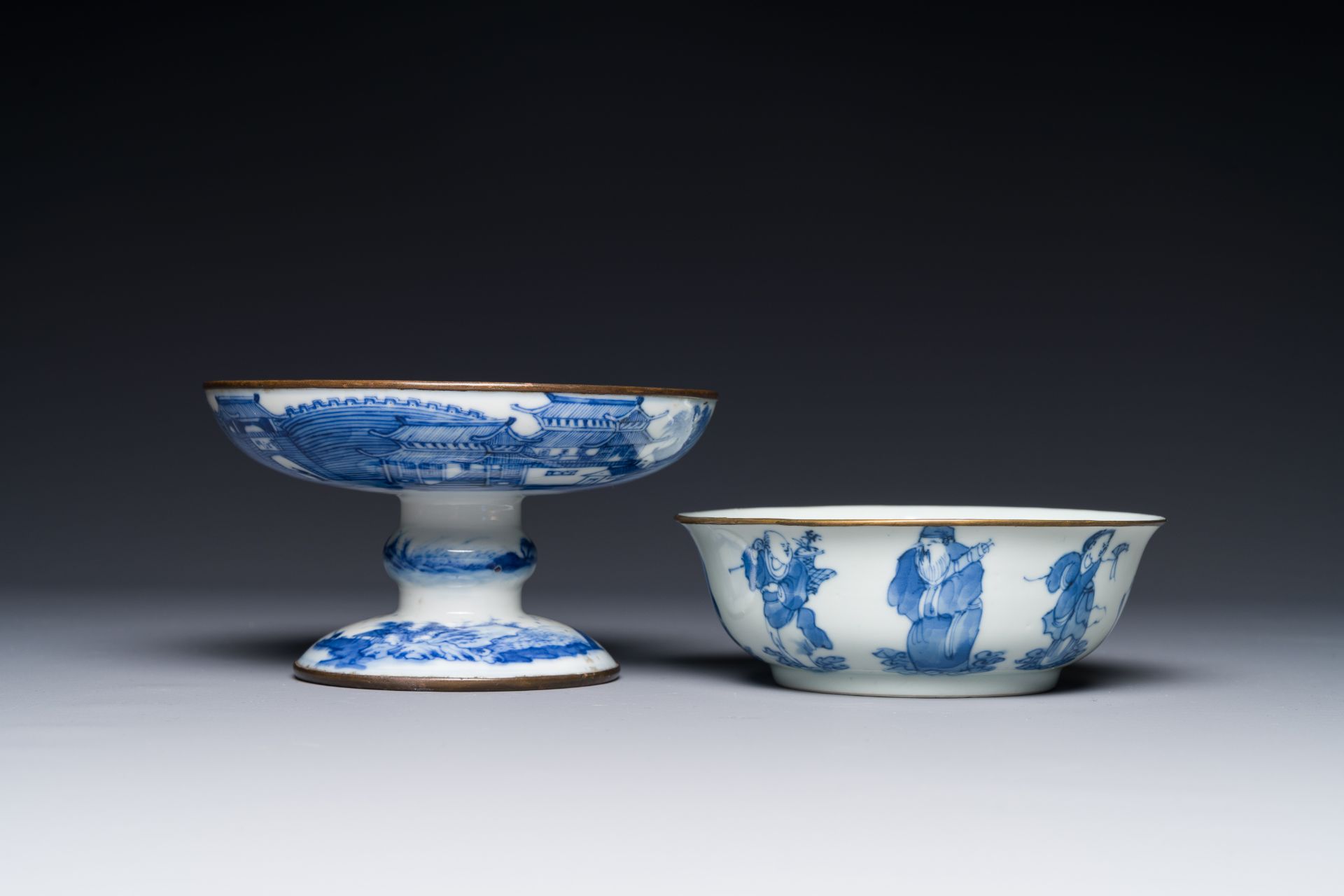 A Chinese blue and white 'Bleu de Hue' tazza and a bowl for the Vietnamese market, Shun Li Kun Ji é - Bild 3 aus 5