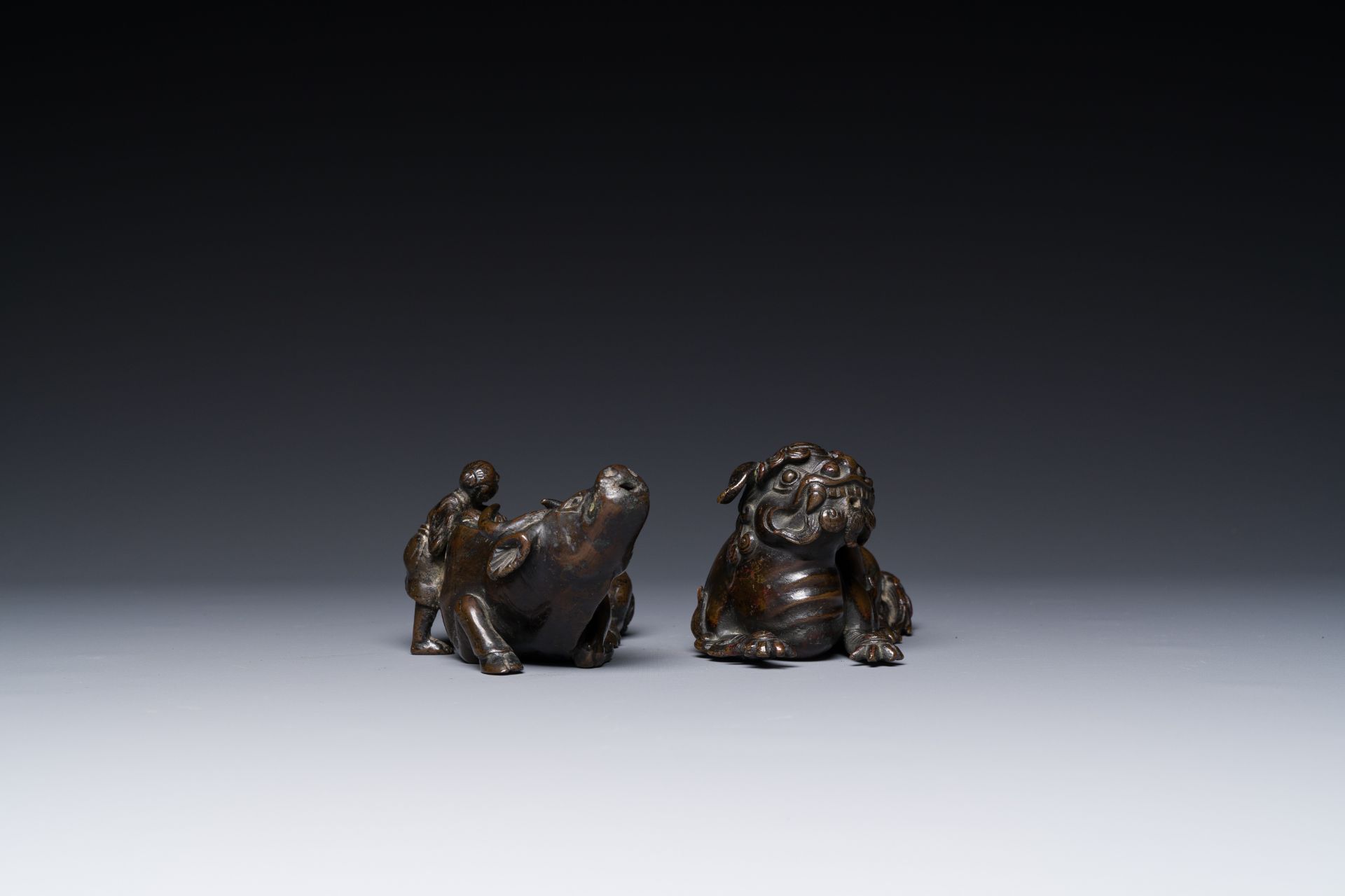 Two Chinese bronze water droppers, Ming/Qing - Bild 5 aus 7