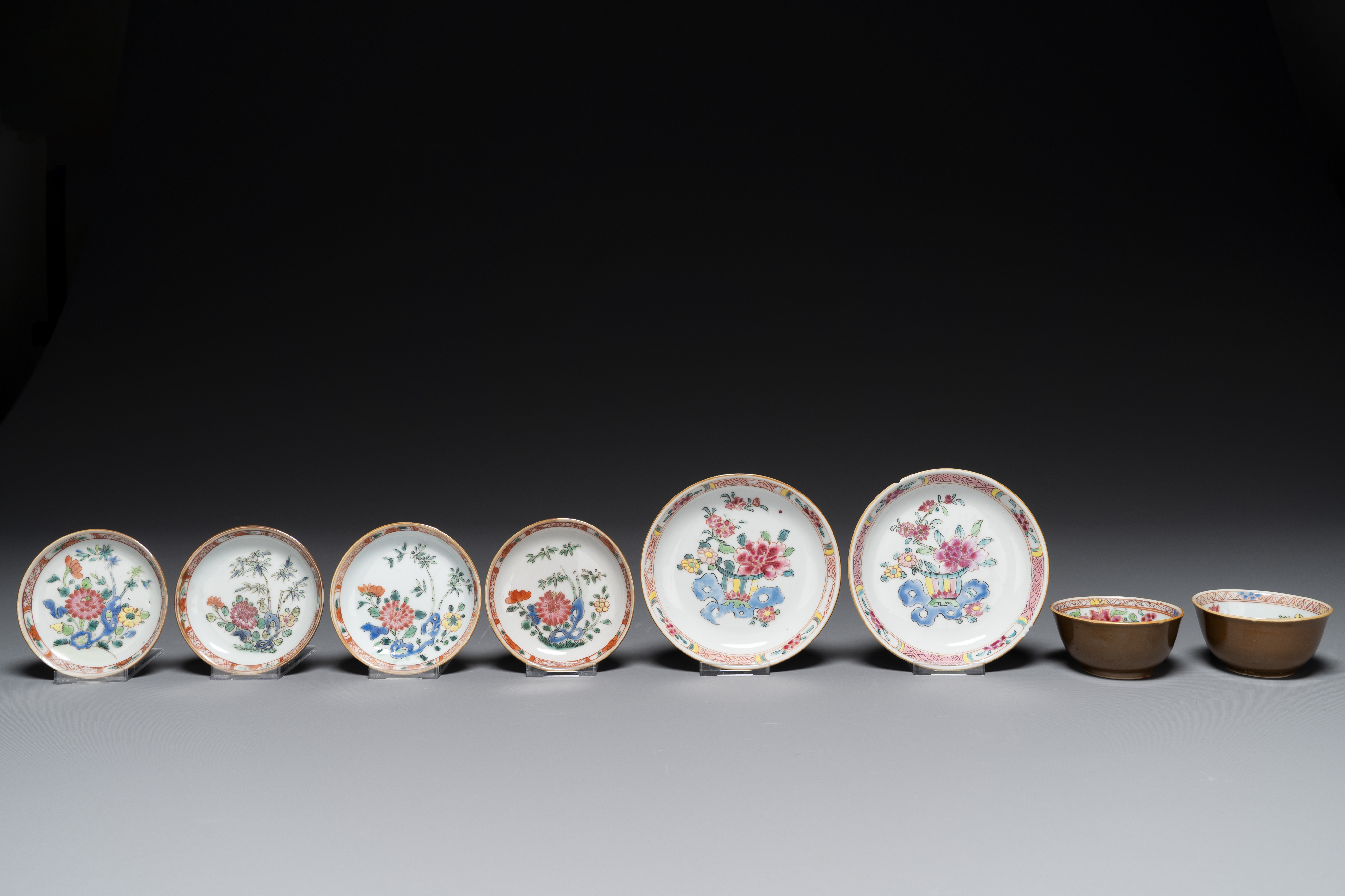 A varied collection of Chinese famille rose and verte porcelain, 18/19th C. - Image 4 of 5