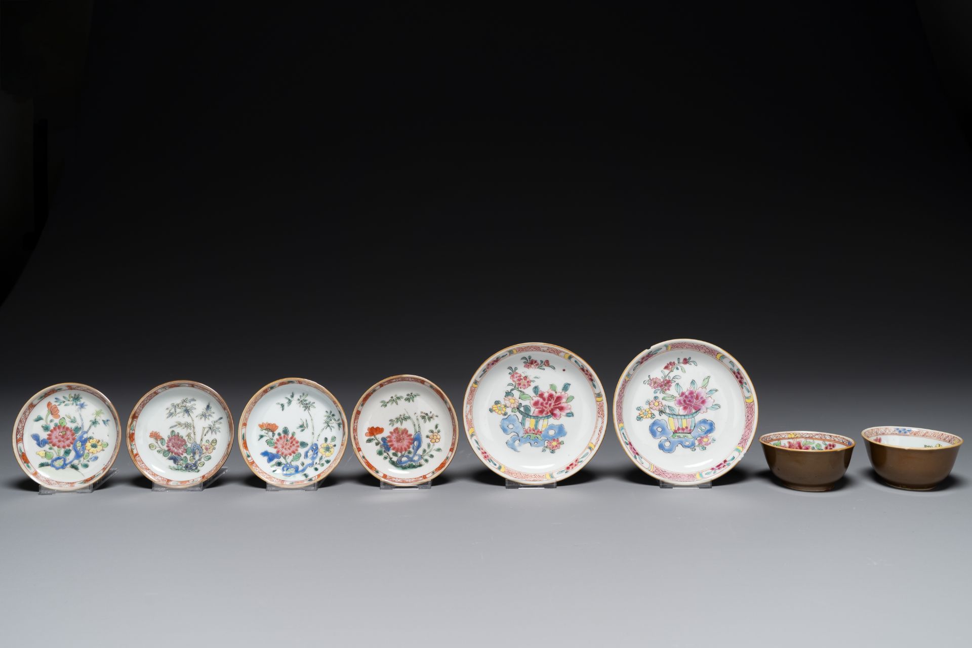 A varied collection of Chinese famille rose and verte porcelain, 18/19th C. - Image 4 of 5