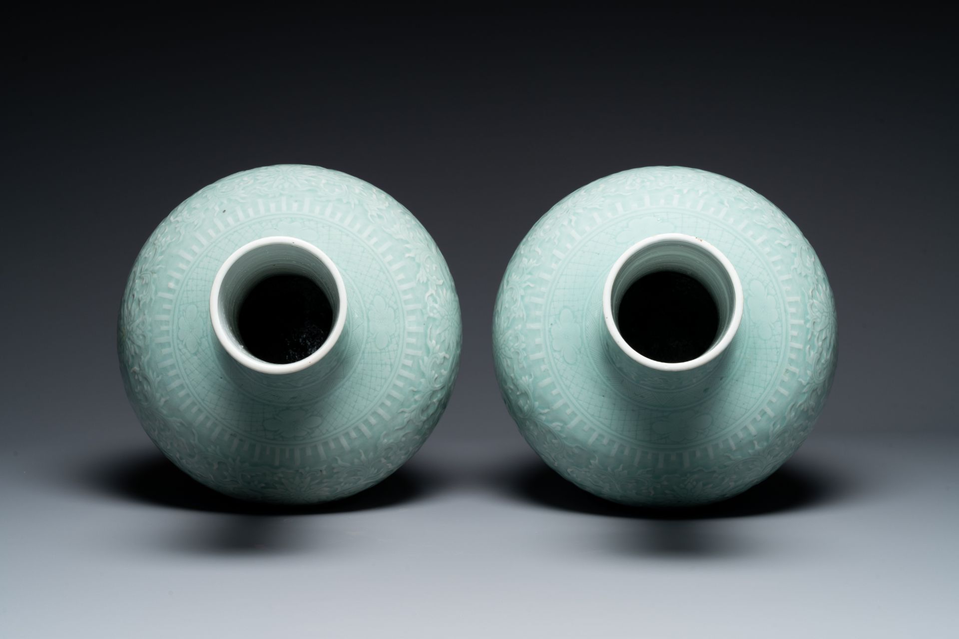 A pair of large Chinese monochrome celadon-glazed anhua 'lotus scrol' bottle vases, 19th C. - Bild 3 aus 4