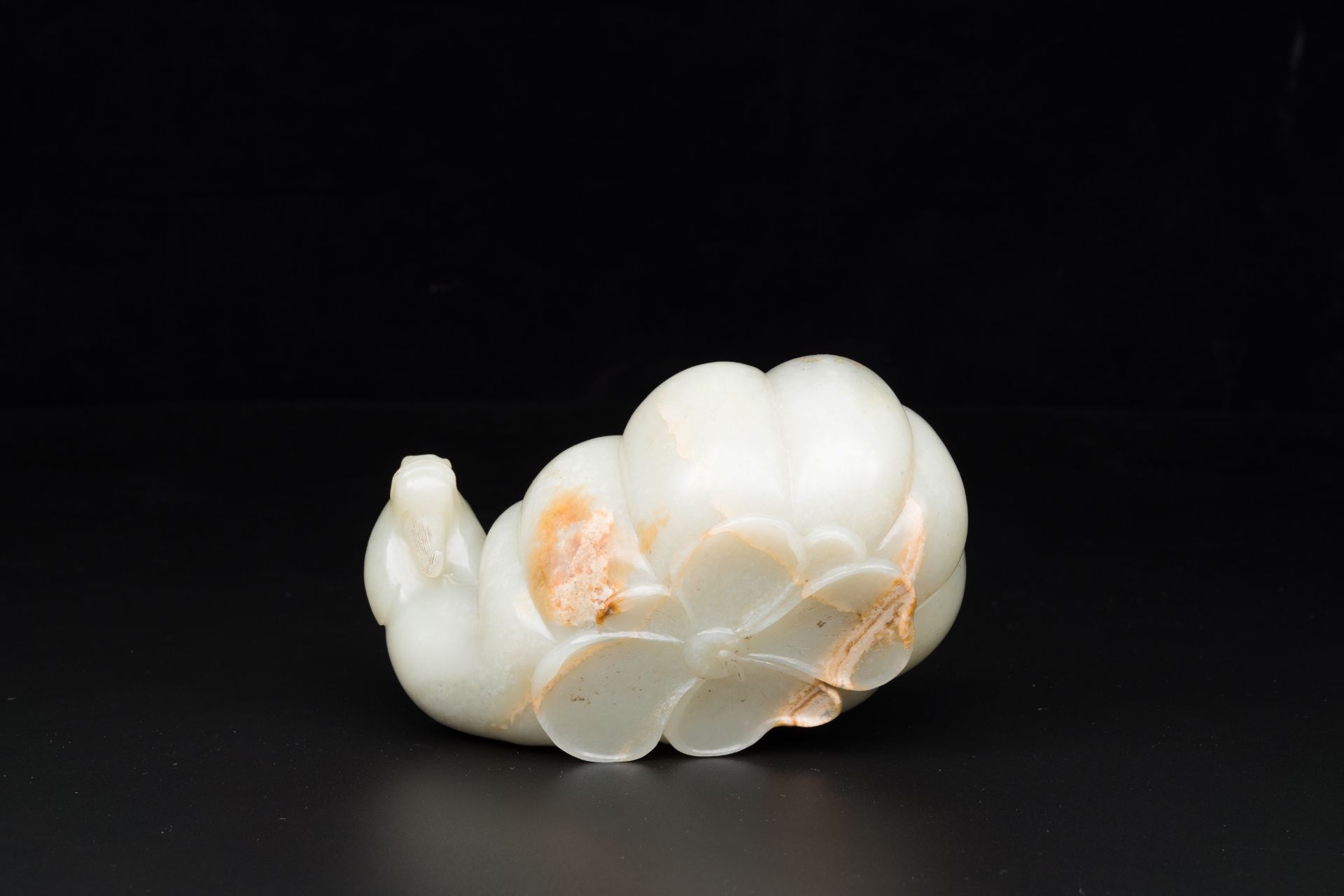 A Chinese celadon jade flower-shaped brush washer with ram's head, 17th C. - Image 9 of 9