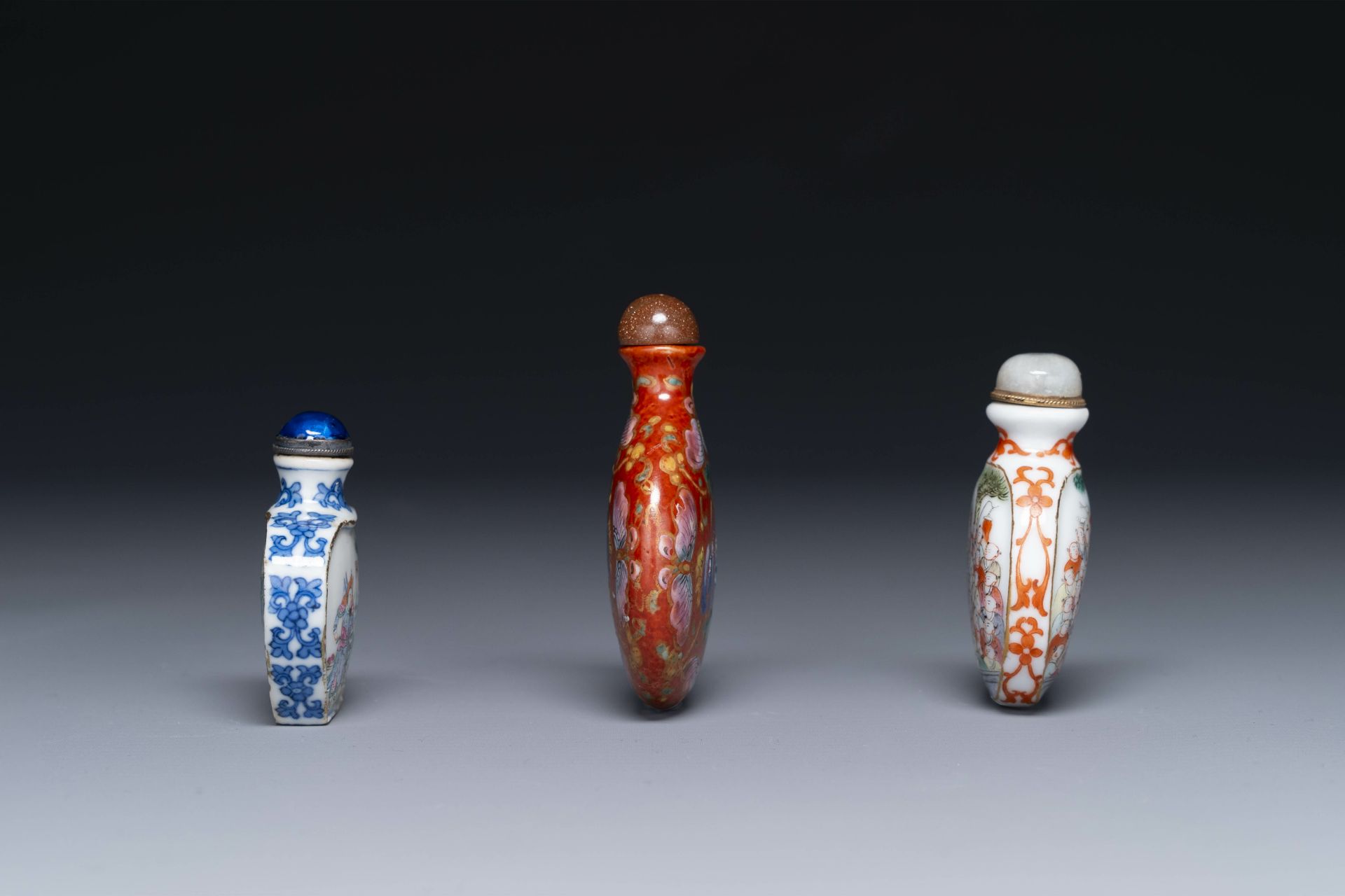 Three Chinese famille rose snuff bottles, Qianlong mark, 19th C. - Image 4 of 6