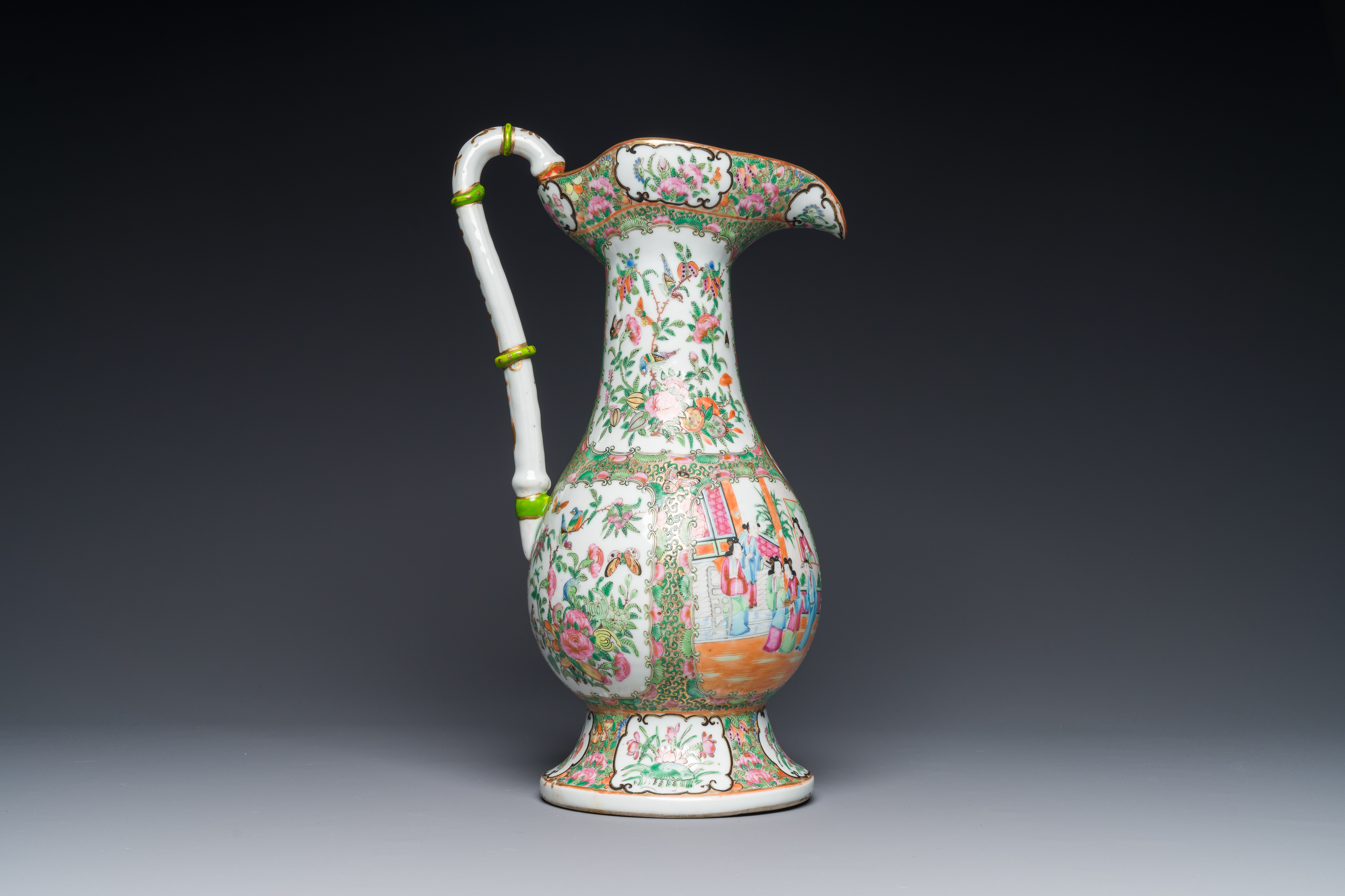 A rare large Chinese Canton famille rose ewer, 19th C. - Image 2 of 7