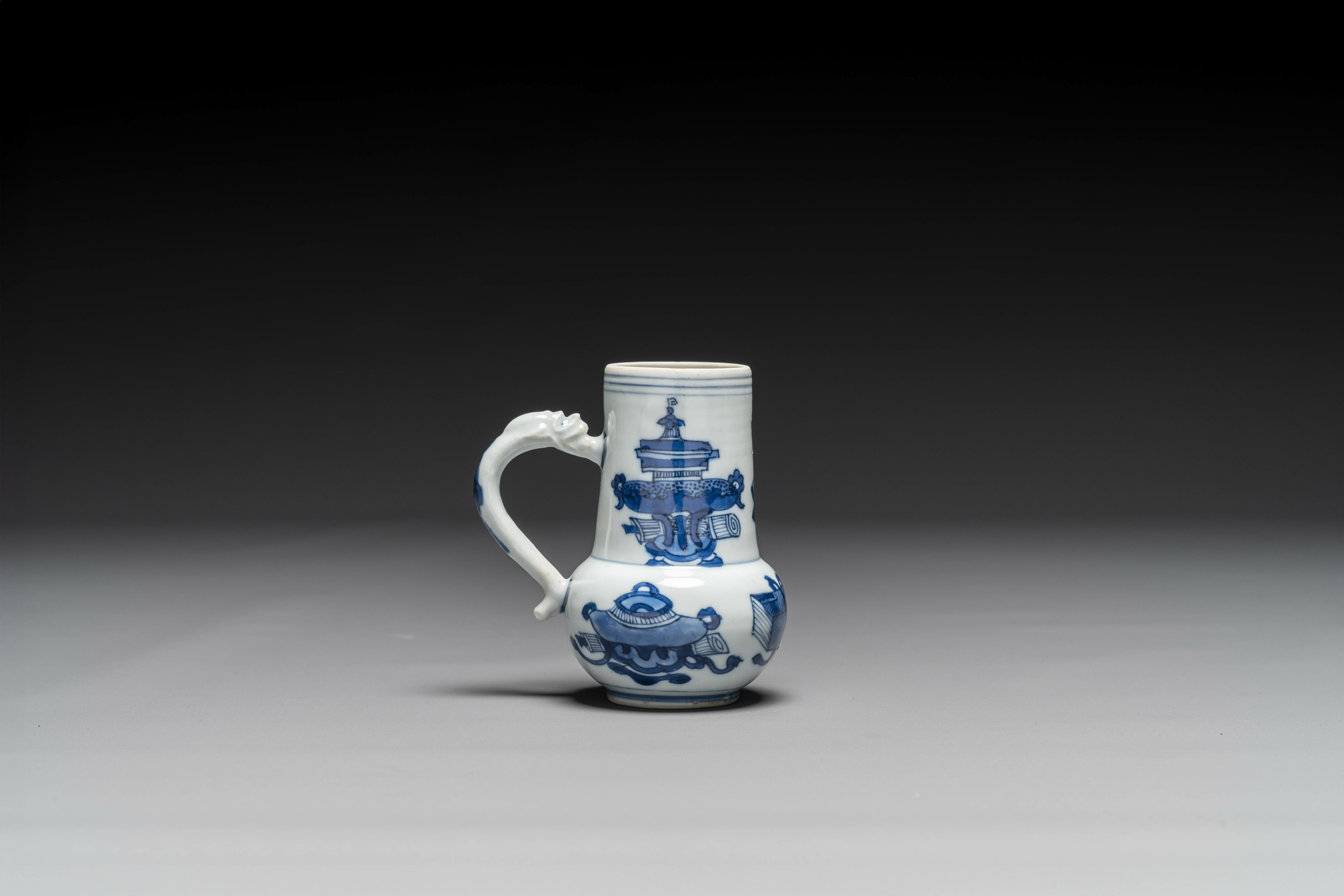 A group of six pieces of Chinese blue and white porcelain, Kangxi - Image 10 of 13