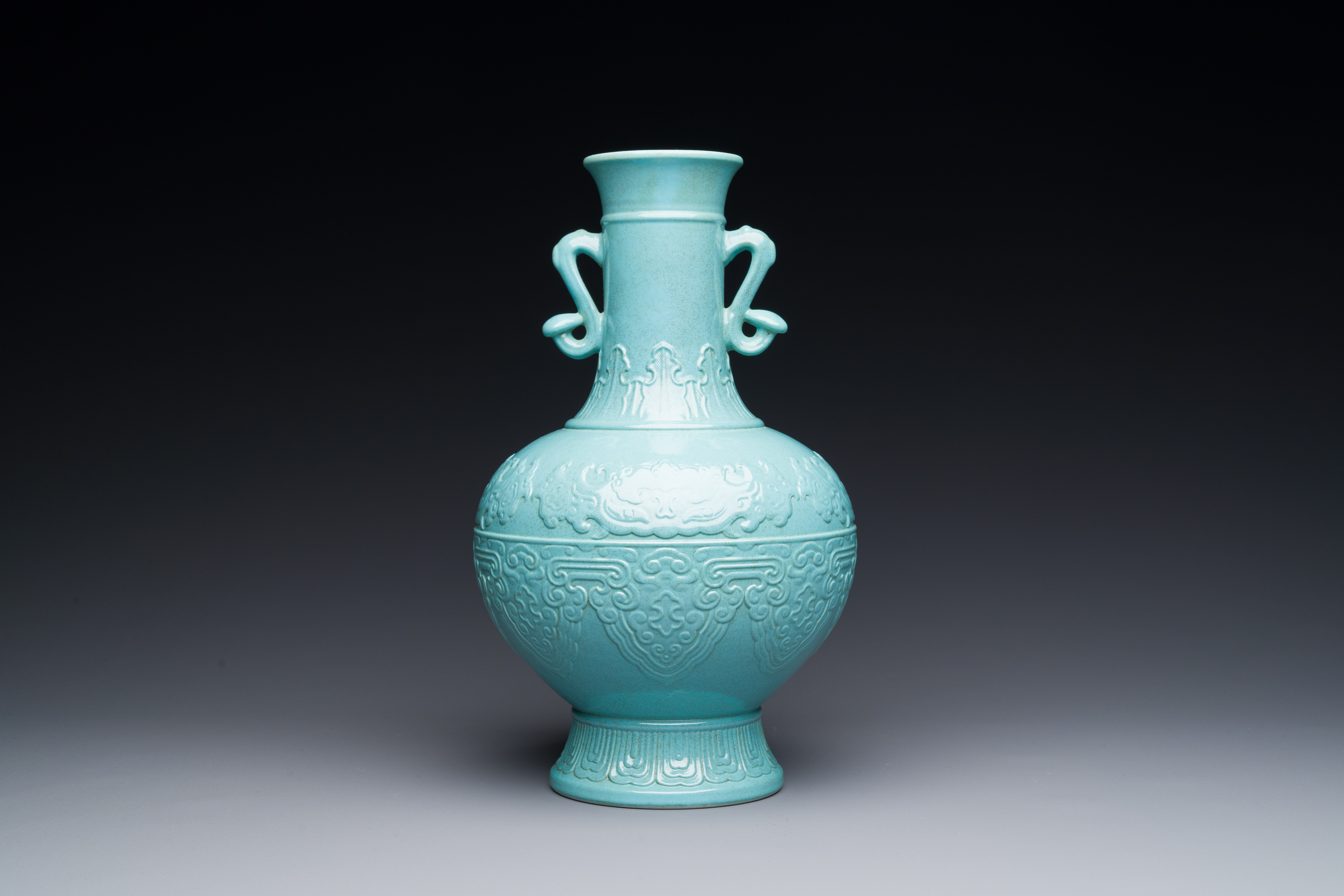 A Chinese monochrome turquoise-glazed vase with ruyi handles, Qianlong mark, 19/20th C. - Image 2 of 3