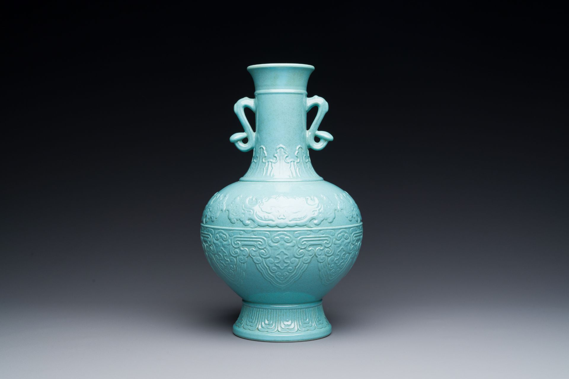 A Chinese monochrome turquoise-glazed vase with ruyi handles, Qianlong mark, 19/20th C. - Bild 2 aus 3