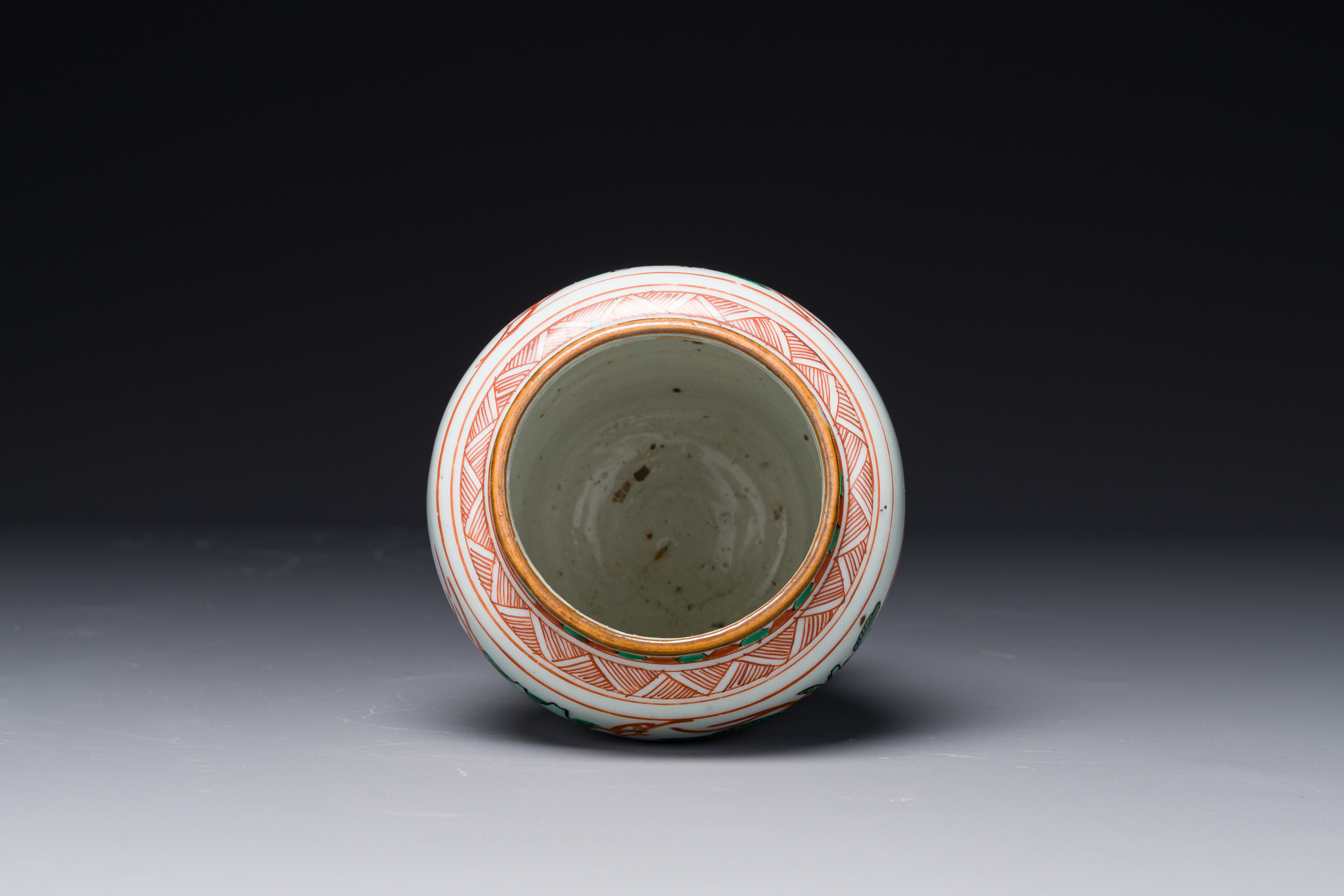 A small Chinese wucai jar with figures in a landscape, Transition period - Image 5 of 6