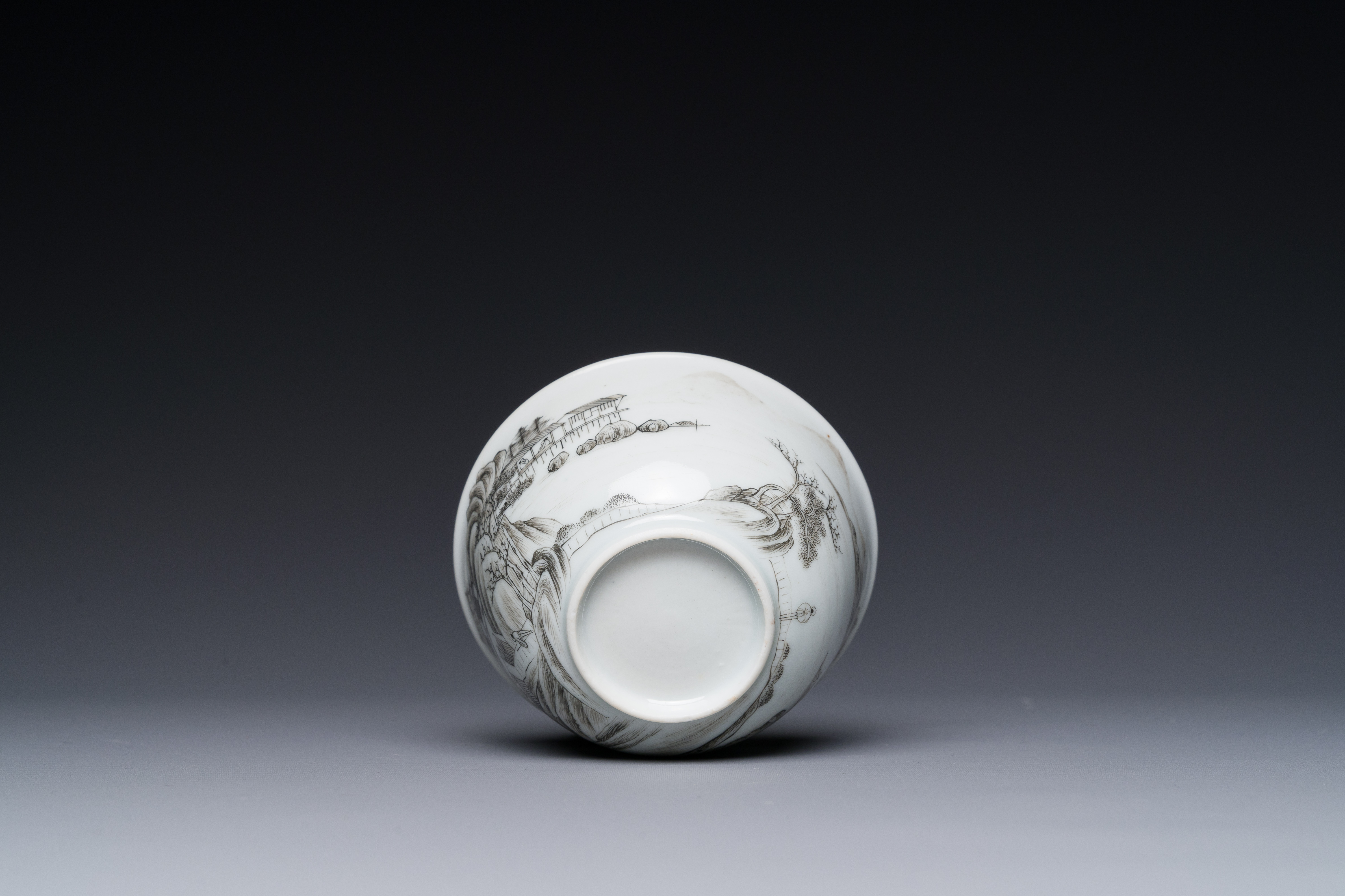 A fine Chinese grisaille and gilt cup with mountainous landscape design, Yongzheng - Image 7 of 7