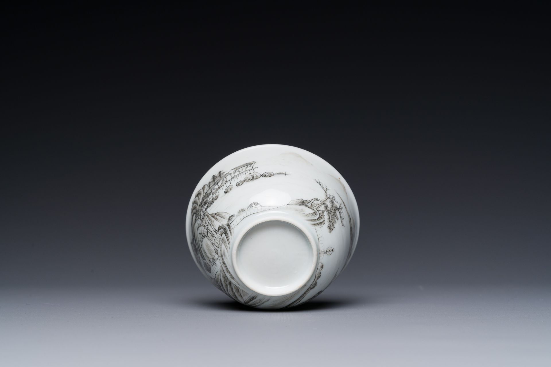 A fine Chinese grisaille and gilt cup with mountainous landscape design, Yongzheng - Bild 7 aus 7