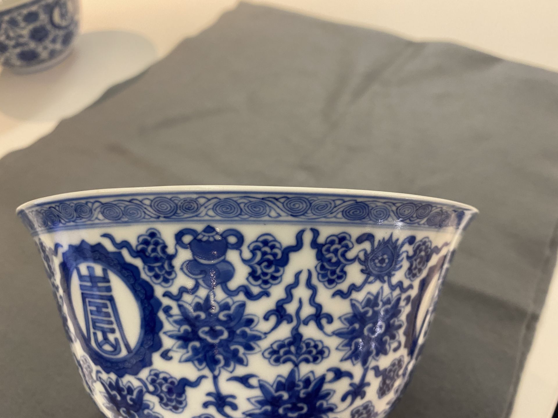A pair of Chinese blue and white 'wan shou wu jiang' bowls, Qianlong mark and of the period - Bild 28 aus 40