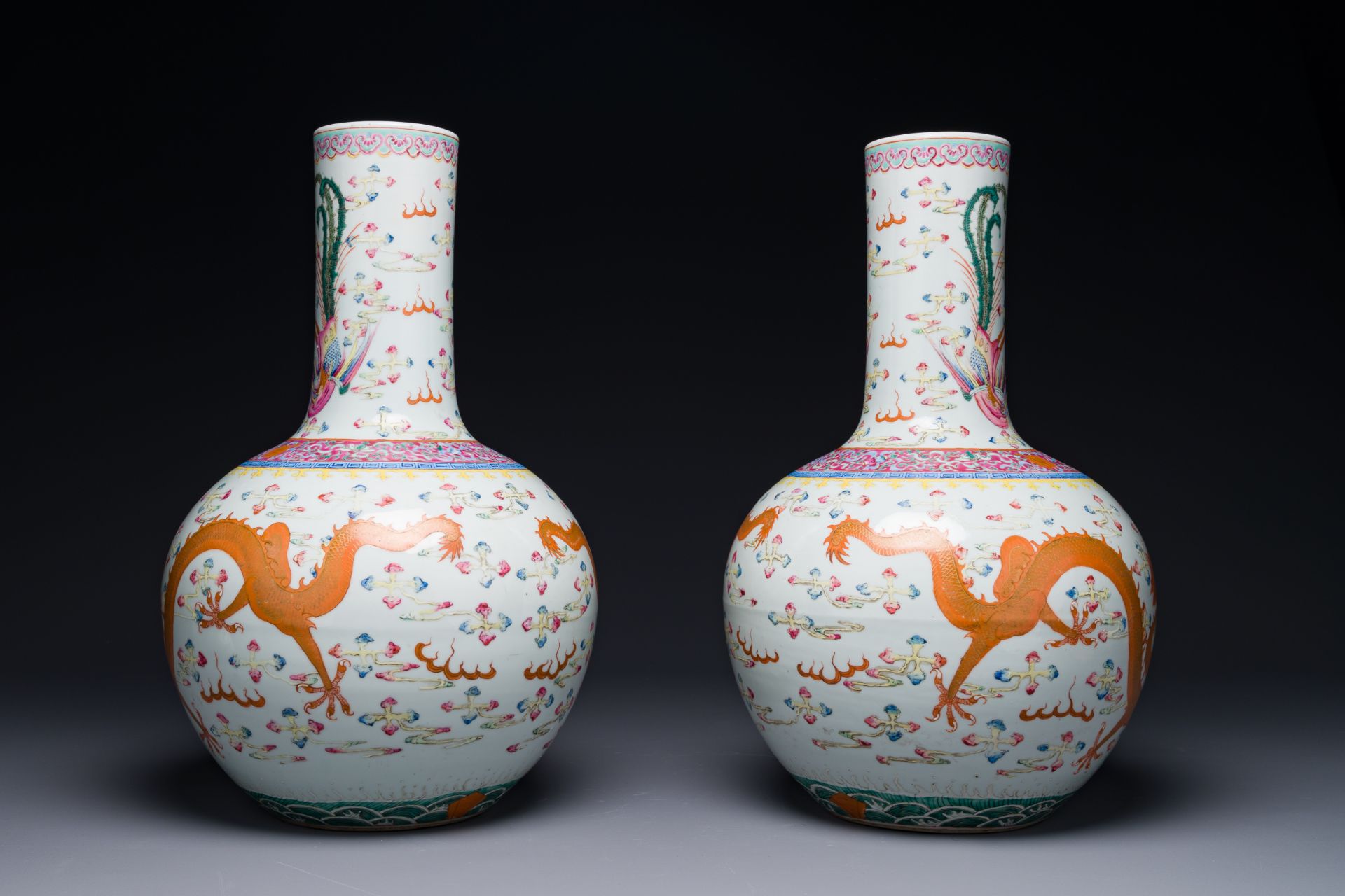 A pair of Chinese famille rose 'dragon' bottle vases, Tongzhi/Guangxu - Bild 3 aus 6