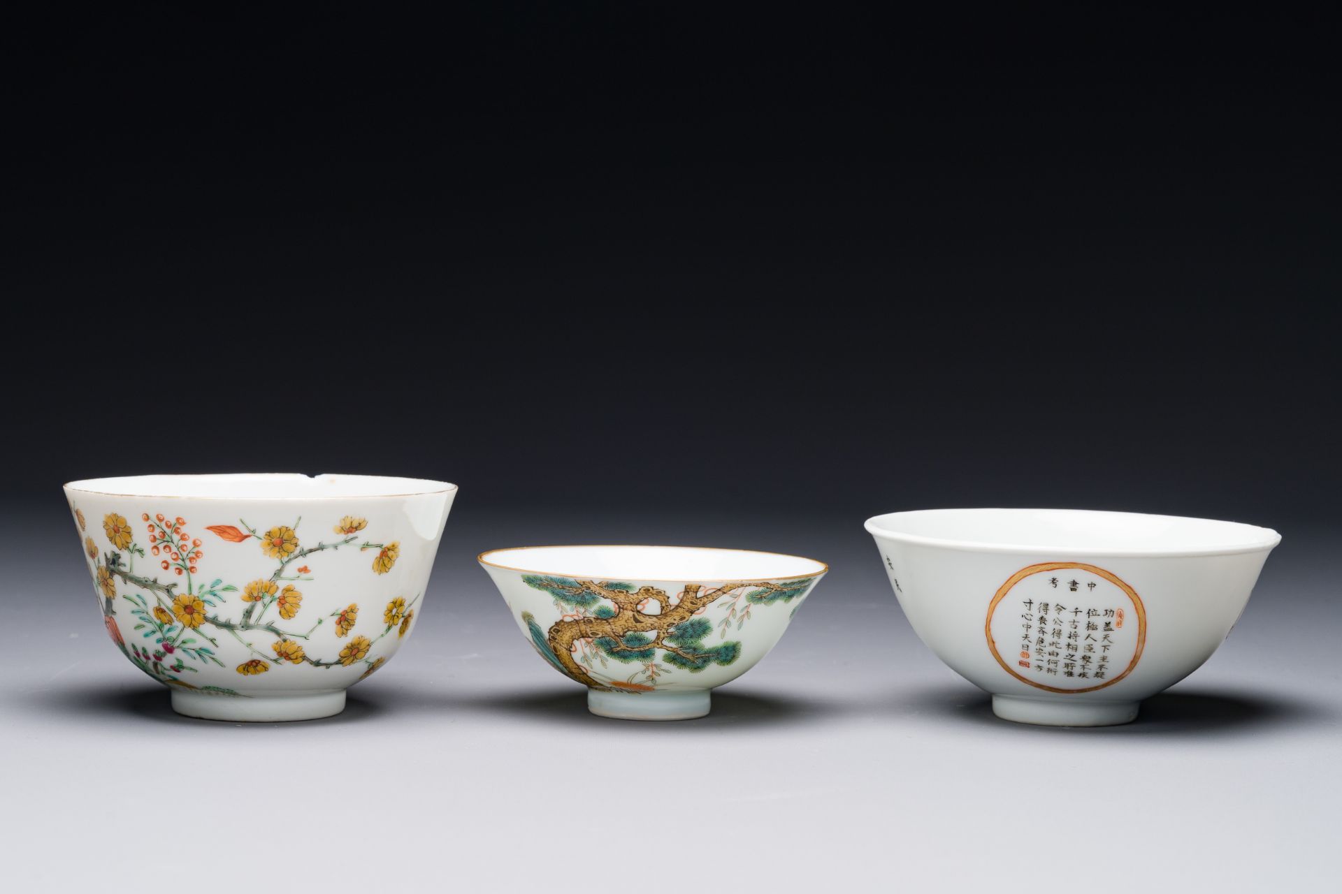 Two Chinese famille rose bowls, a 'Buddhist lion' plate and a 'Wu Shuang Pu' bowl, 19th C. - Bild 3 aus 6