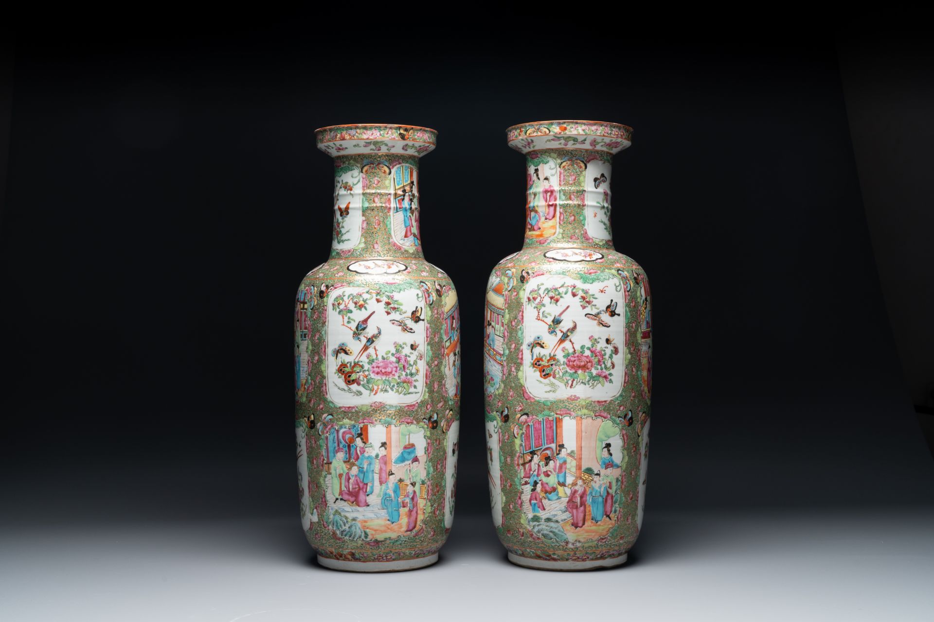 A pair of Chinese Canton famille rose rouleau vases, 19th C. - Bild 2 aus 6