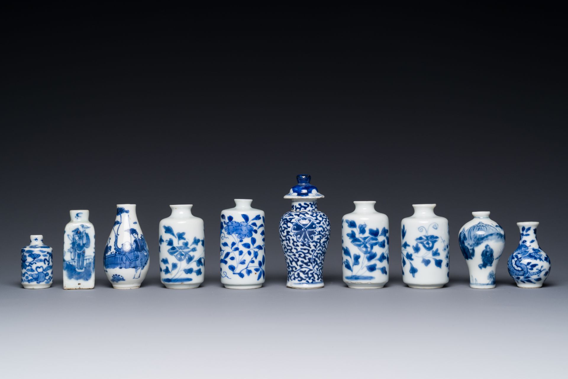 Ten Chinese blue and white vases and snuff bottles, 19th C. - Image 2 of 4