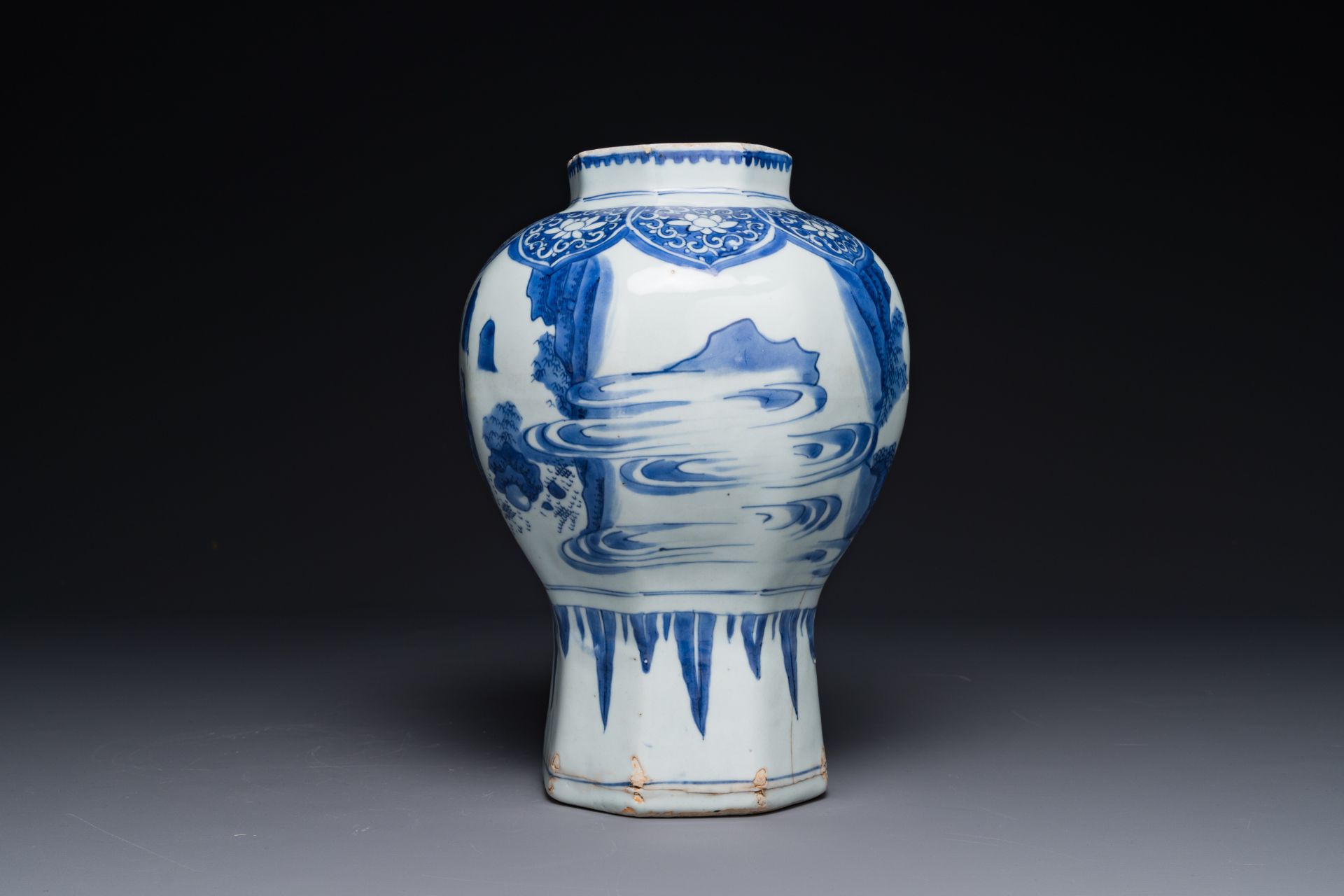 A Chinese blue and white octagonal 'Zhi Ri Gao Sheng æŒ‡æ—¥é«˜æ˜‡' vase, Transitional period - Image 3 of 8