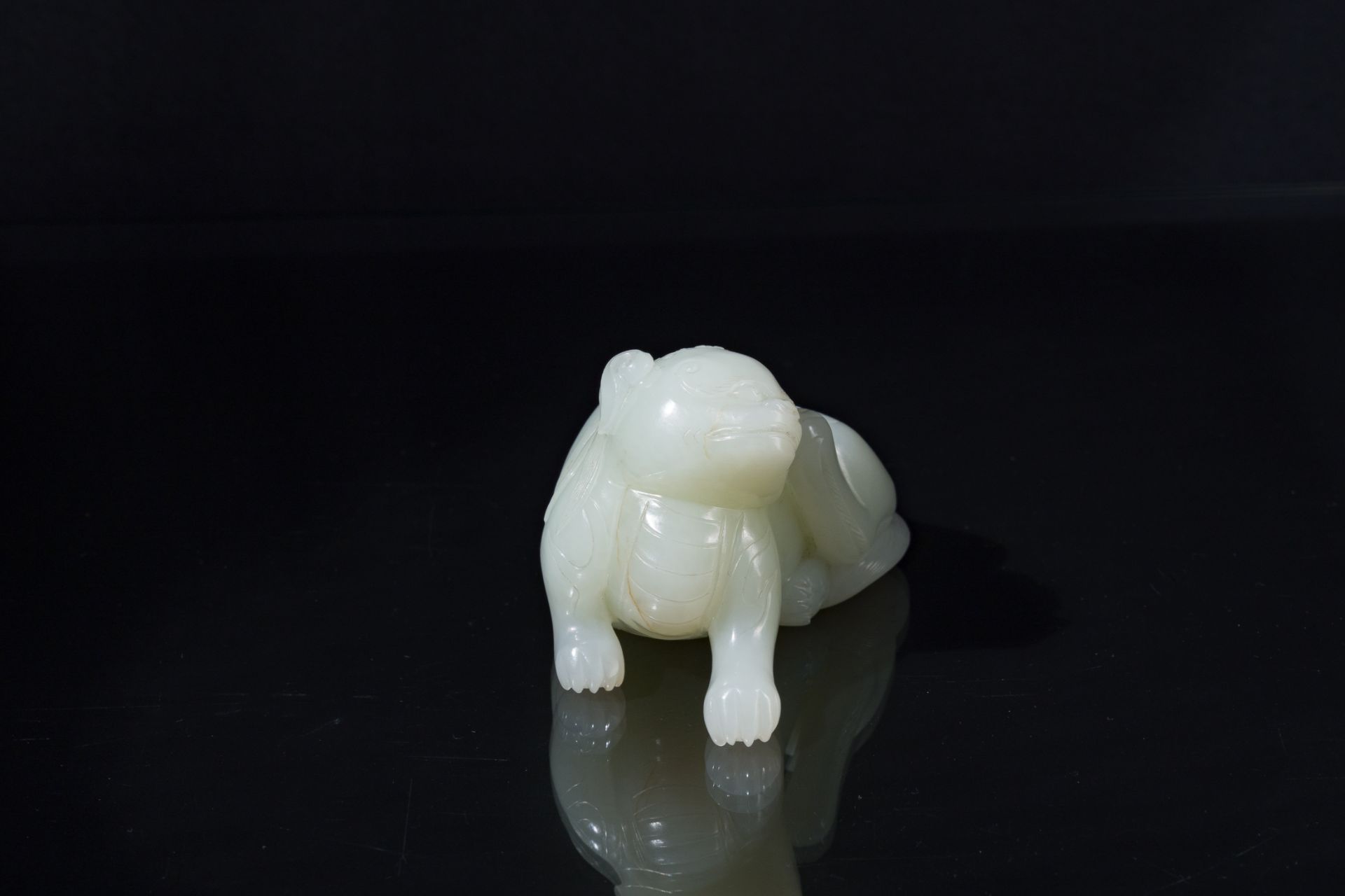 A fine Chinese celadon jade sculpture of a mythical beast, 17/18th C. - Image 5 of 7