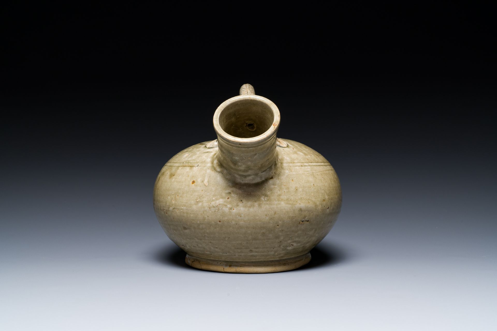A Chinese monochrome Yaozhou kiln ewer, Tang or later - Bild 3 aus 7
