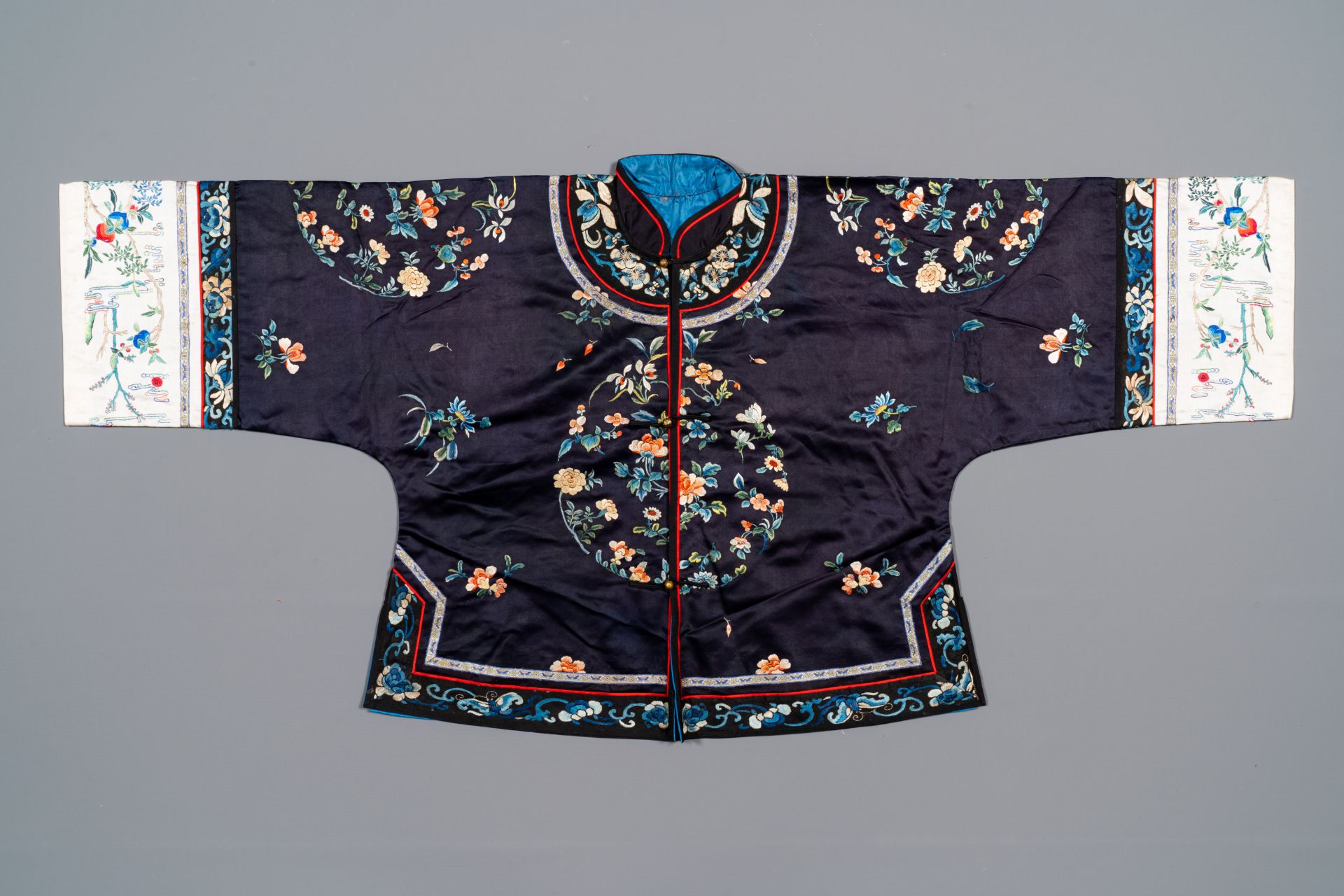 A group of eight pieces of Chinese embroidered silk, 19/20th C. - Bild 4 aus 8