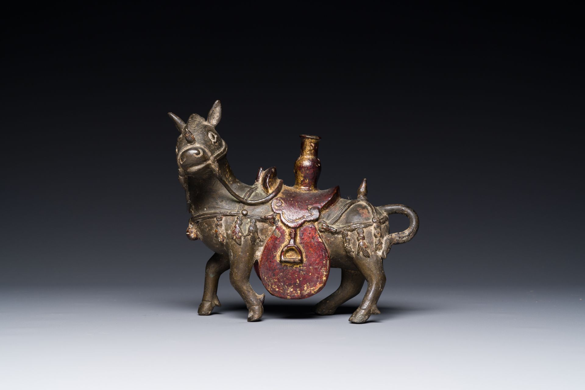A rare Chinese partly lacquered and gilt bronze incense holder in the shape of a horse, Yuan/early M - Bild 2 aus 7