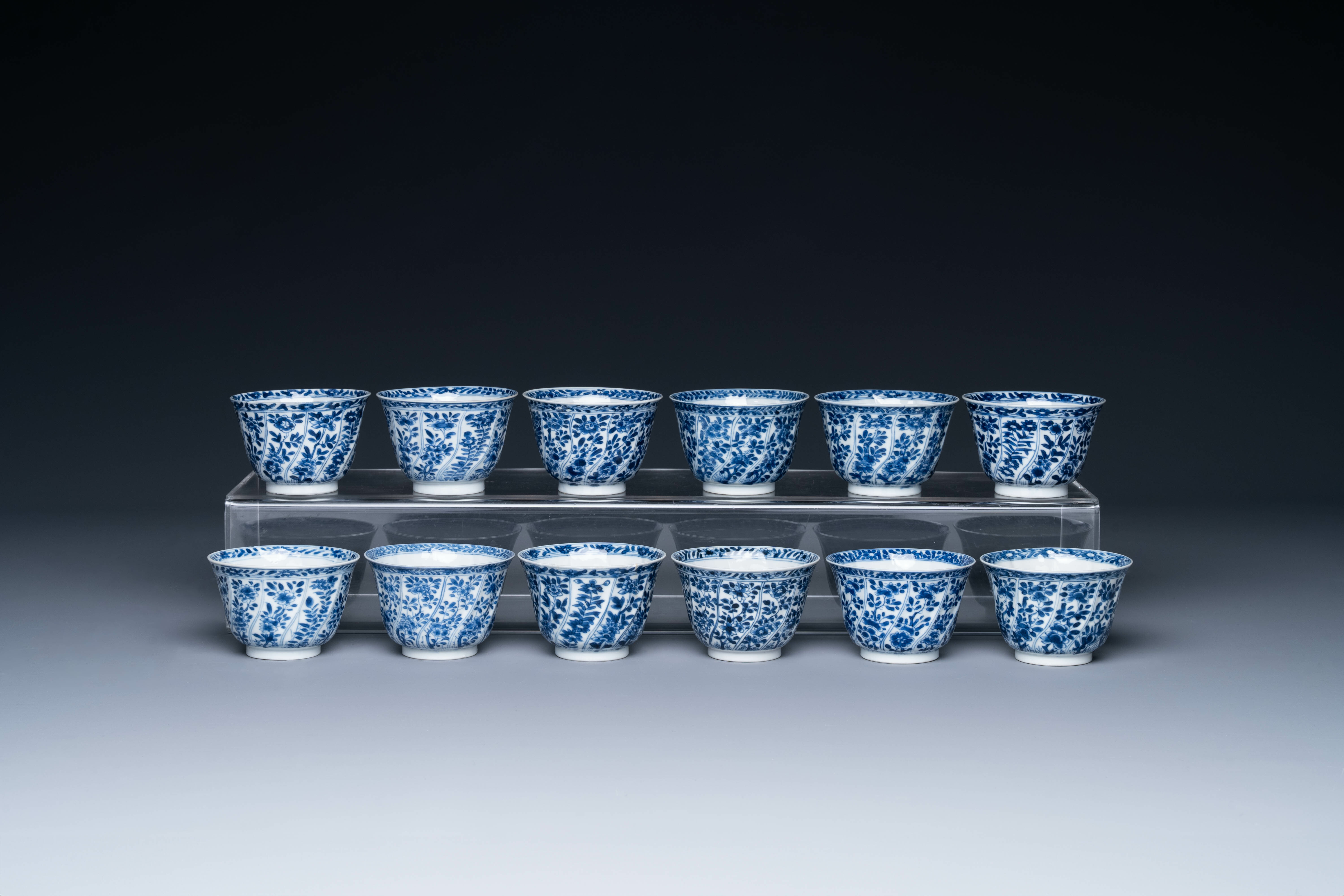 Twelve Chinese blue and white cups and saucers with floral design, jade mark, Kangxi - Bild 4 aus 7