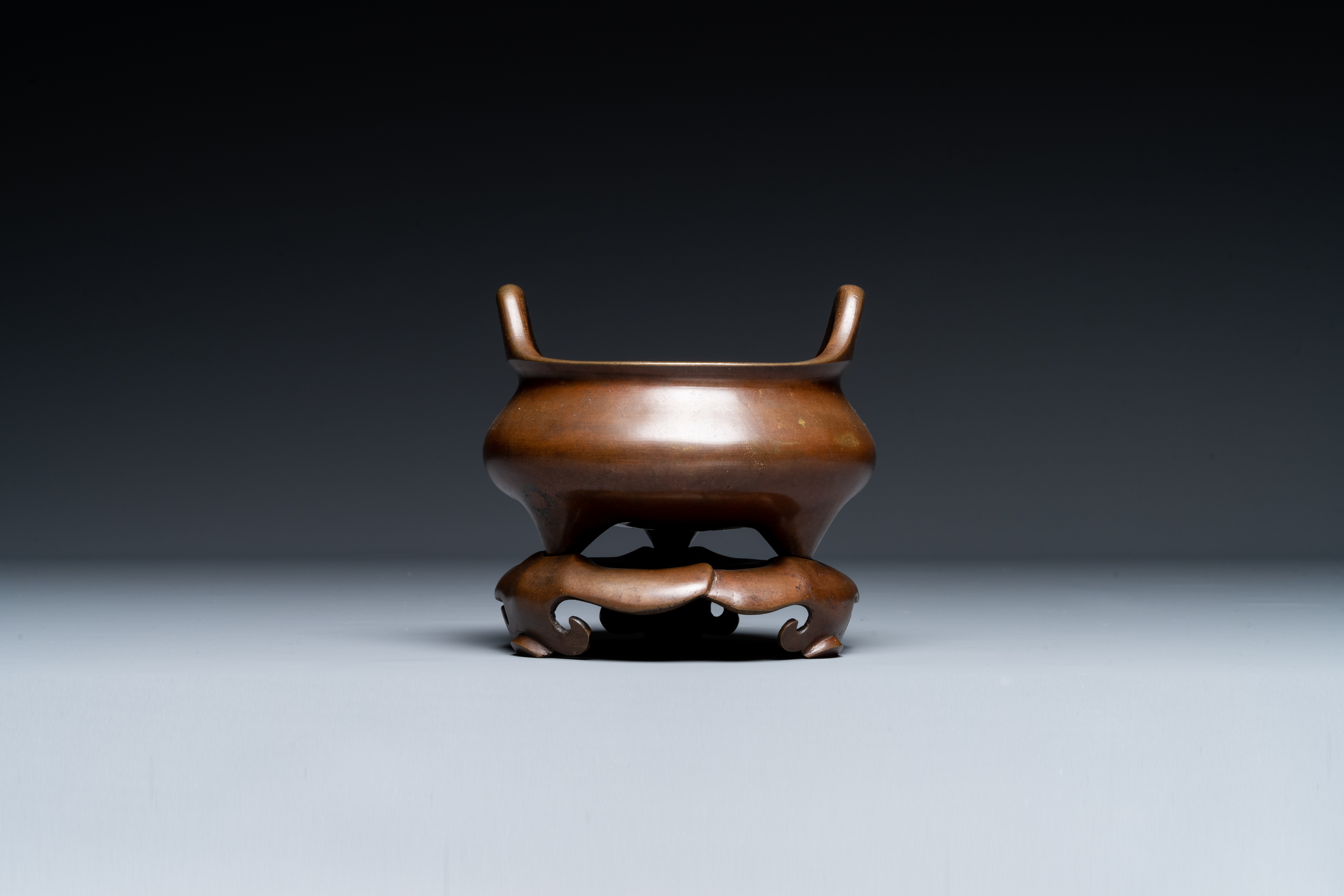 A Chinese bronze tripod censer on a stand, Xuande mark, 19th C. - Image 3 of 6
